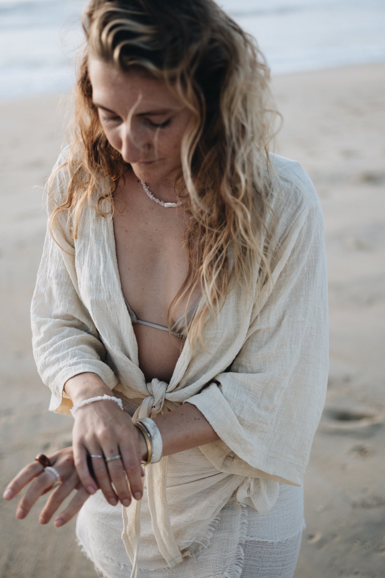 Armband aus Mondsteinen, Model am Strand