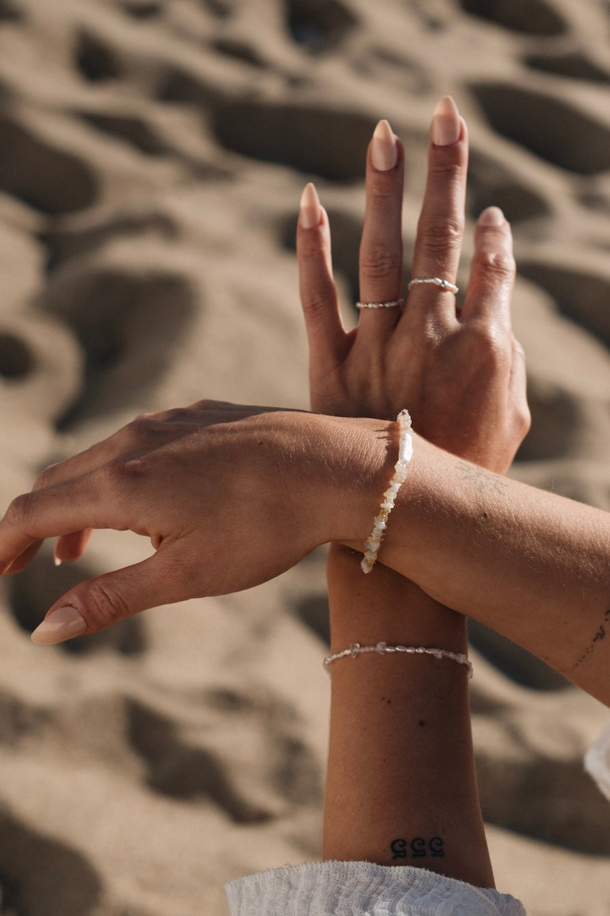 Tragefoto Armband aus Opalsteinen TRANSLUCENT SEA