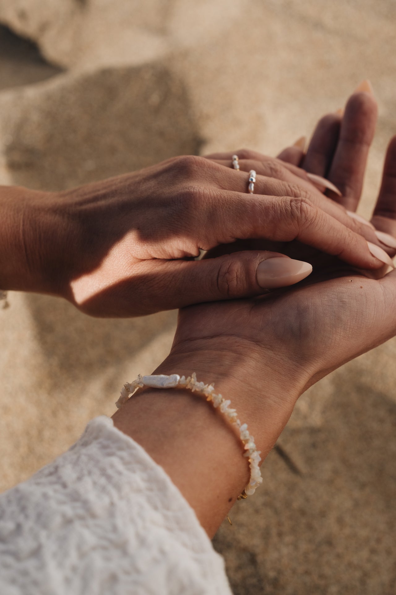 Armband aus Opalsteinen TRANSLUCENT SEA nah