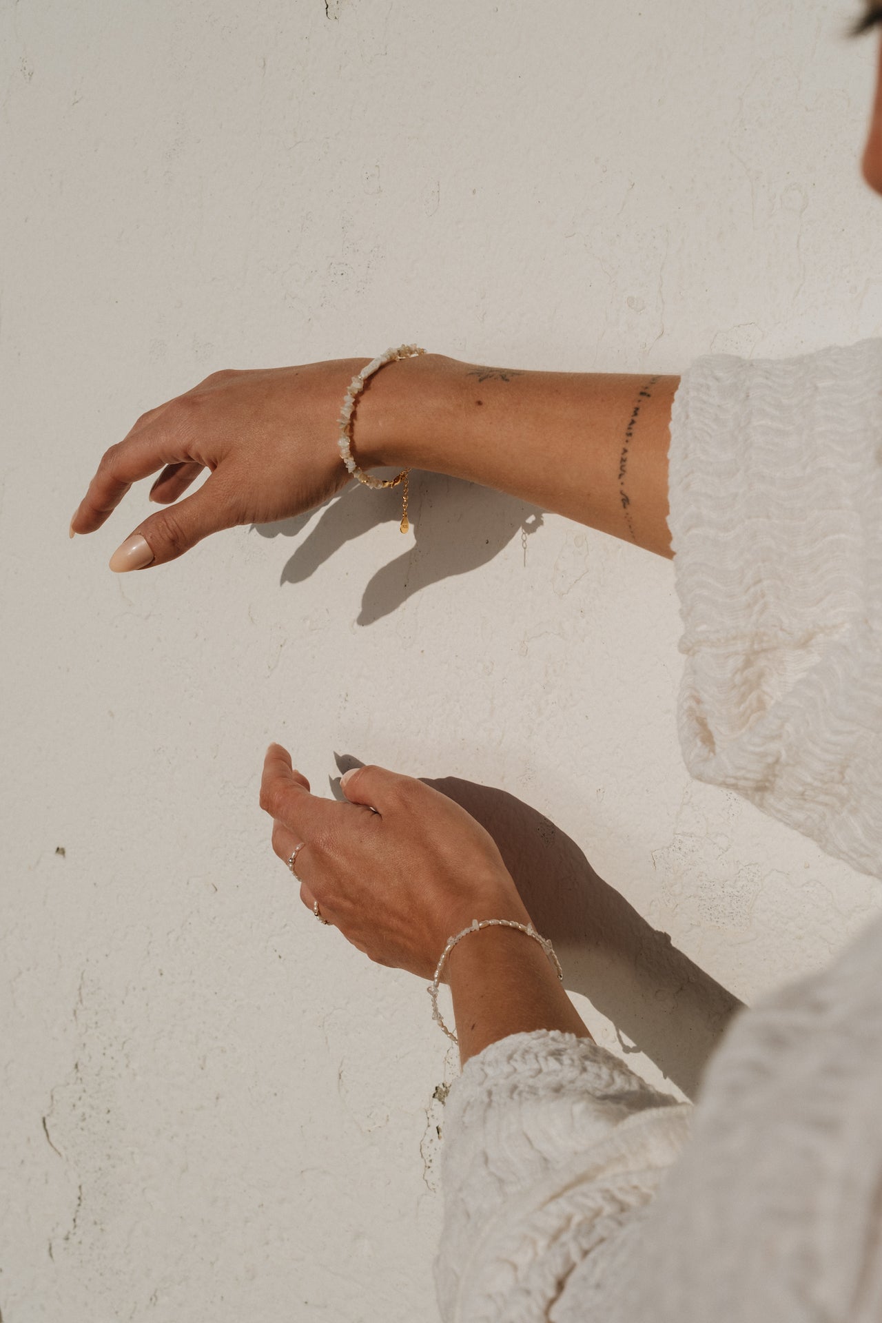 Armband aus Opalsteinen TRANSLUCENT SEA vor weißer Wand