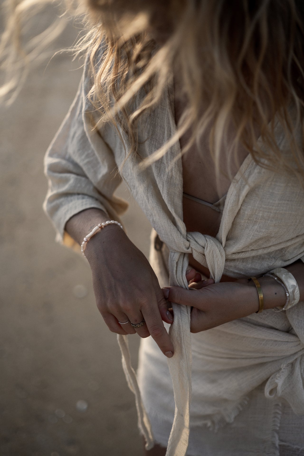 Armband aus Süßwasserperlen MERMAID ROSE getragen