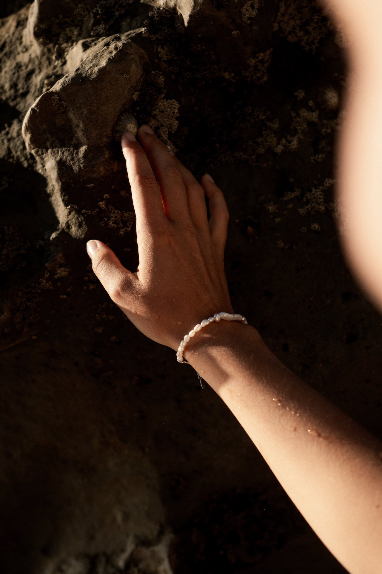 Armband aus Süßwasserperlen MERMAID ROSE getragen