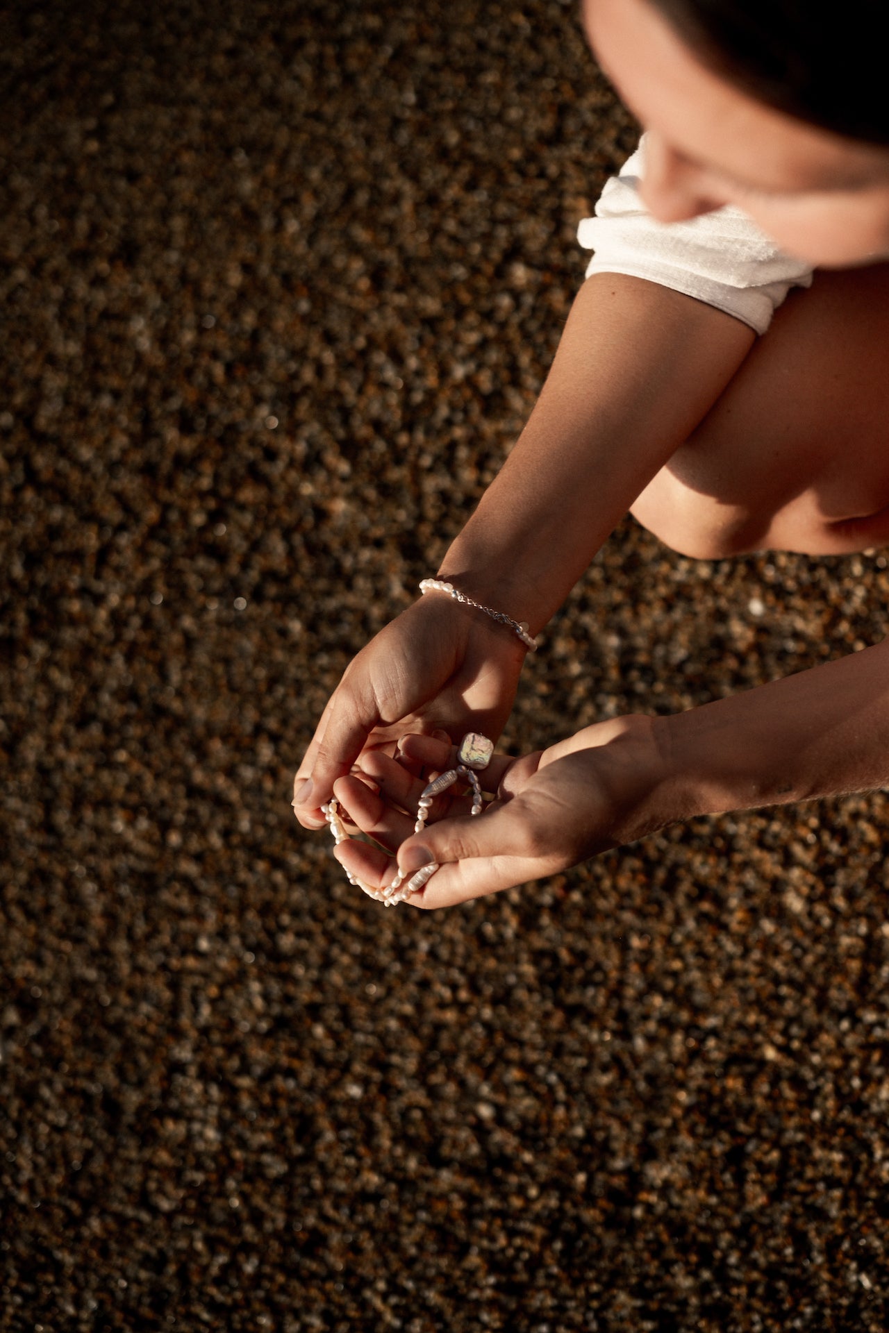 Armband aus Süßwasserperlen getragen am Strand