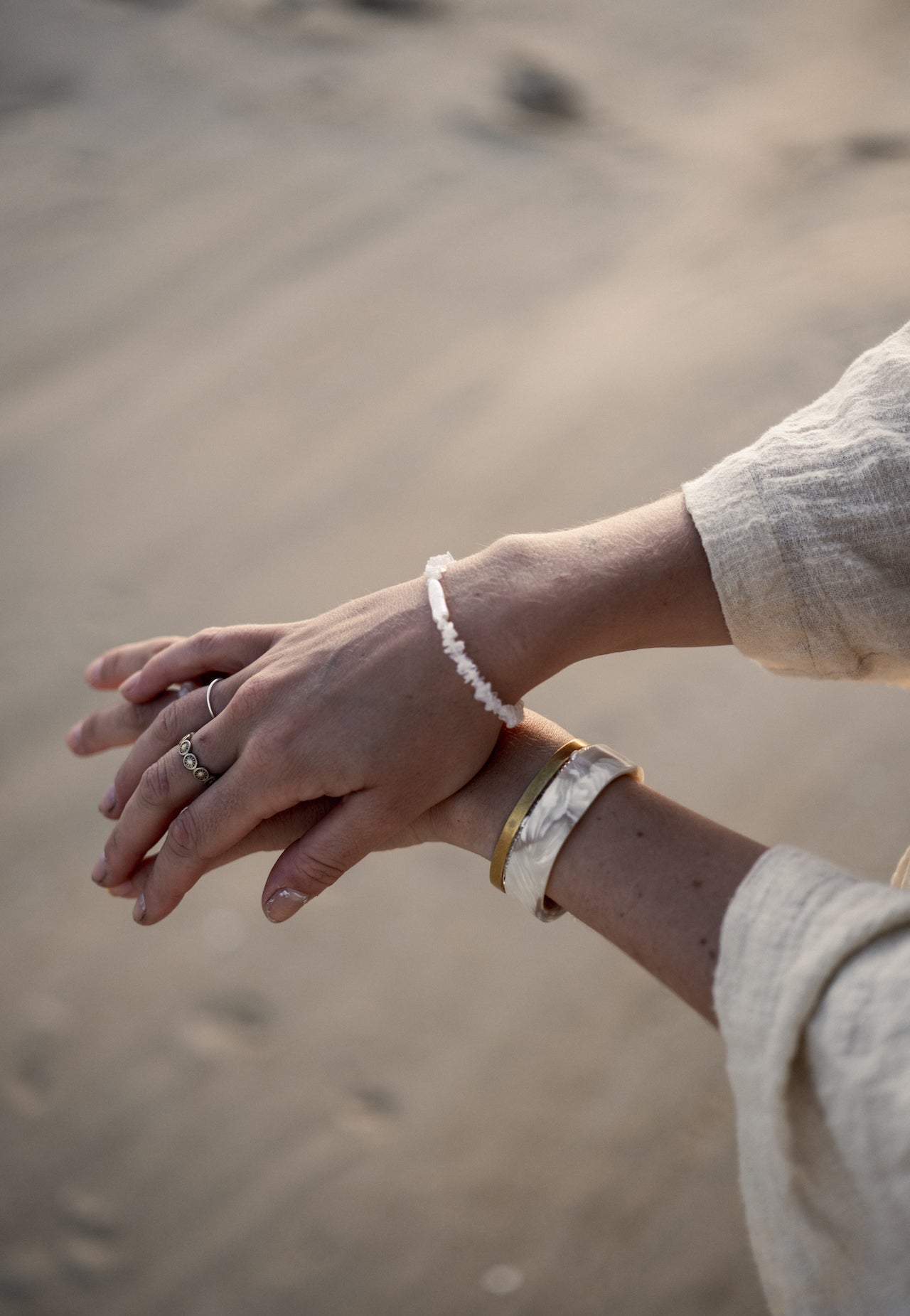 Mondsteinarmband vo MoonGypsea getragen am Strand