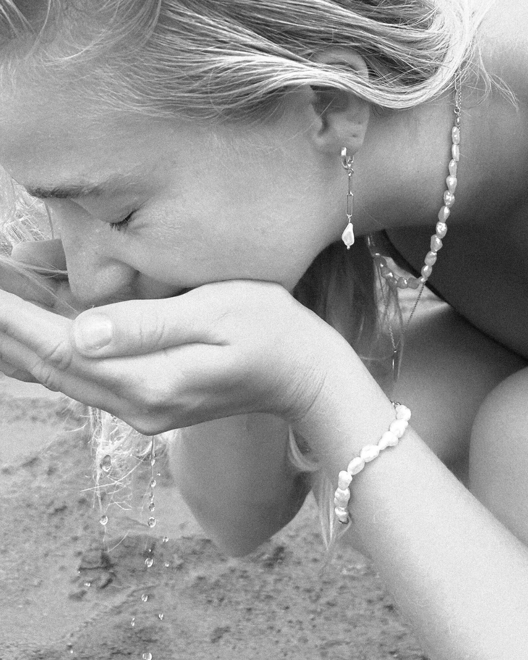 Armband mit Süßwasserperlen KESHI DREAM schwarz weiß Moodbild