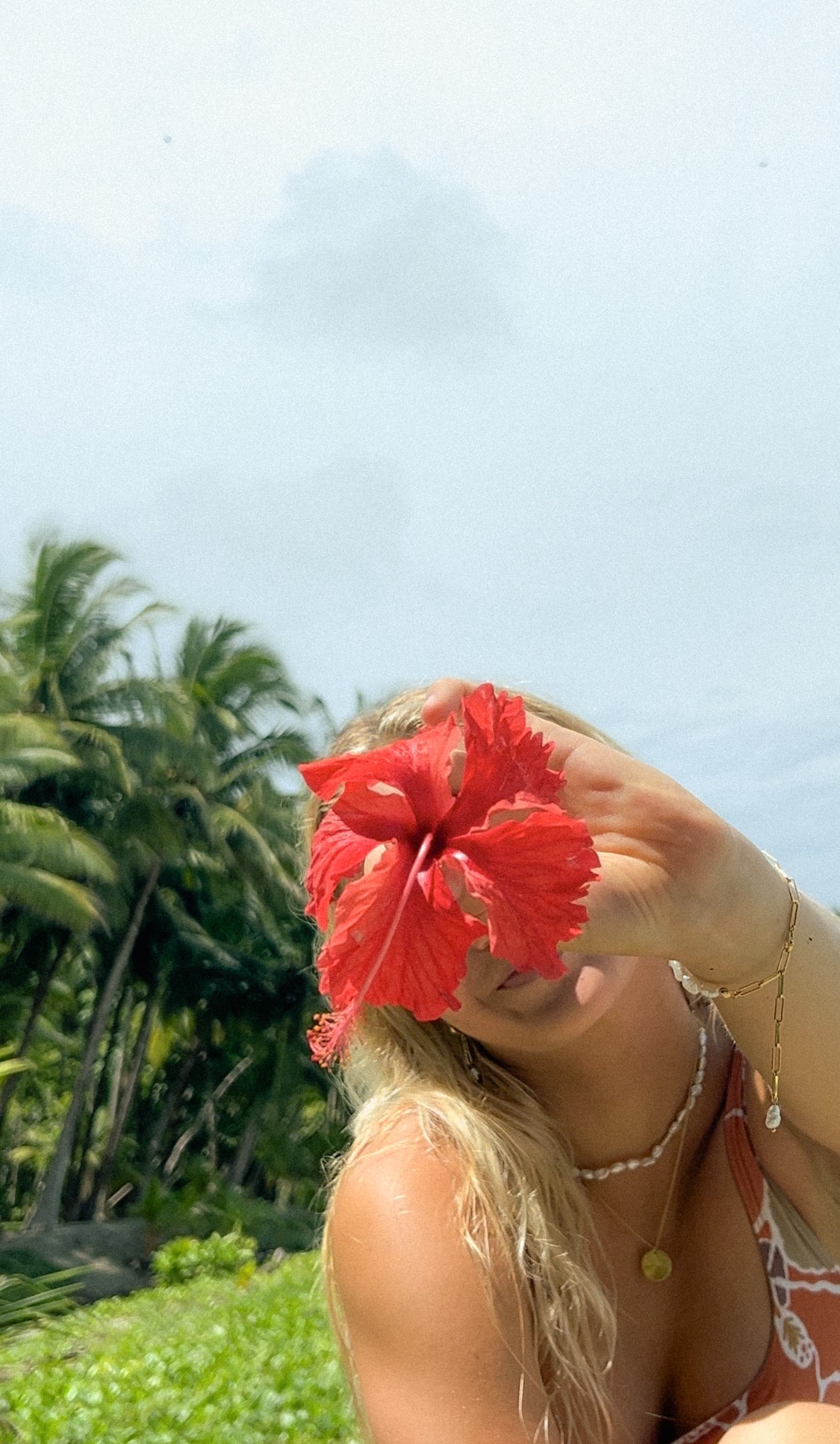 Model mit tropischer Blume die Armband mit Süßwasserperlen KESHI DREAM trägt