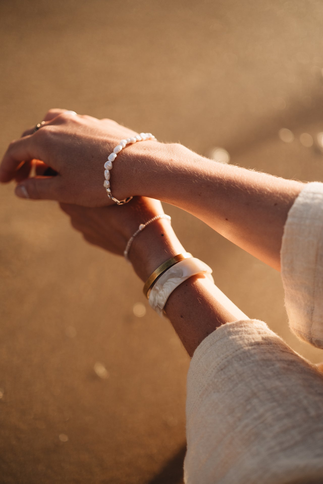 Armband mit Süßwasserperlen KESHI DREAM am Strand getragen