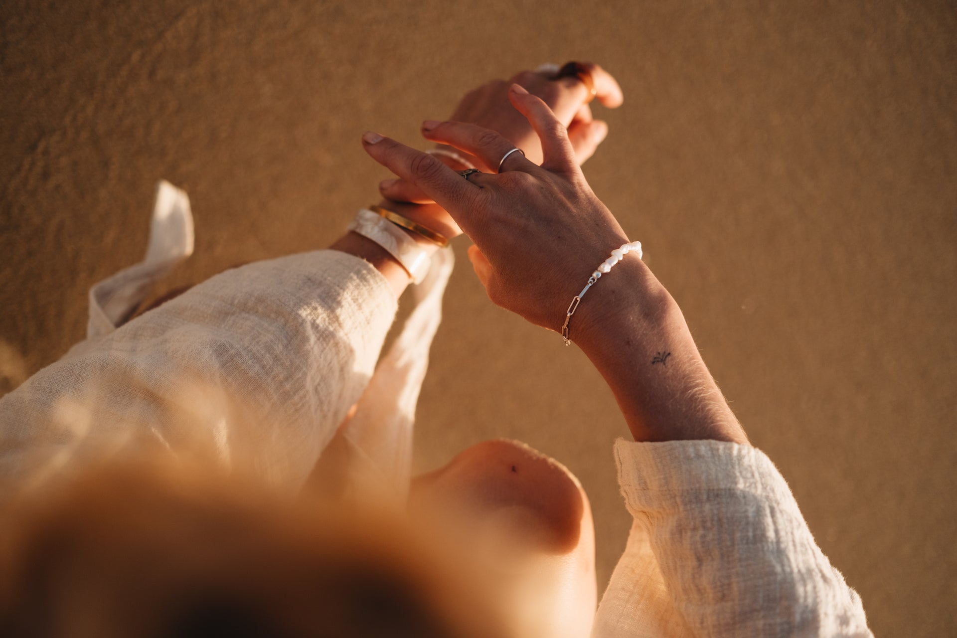Tragefoto Armband mit Süßwasserperlen KESHI DREAM