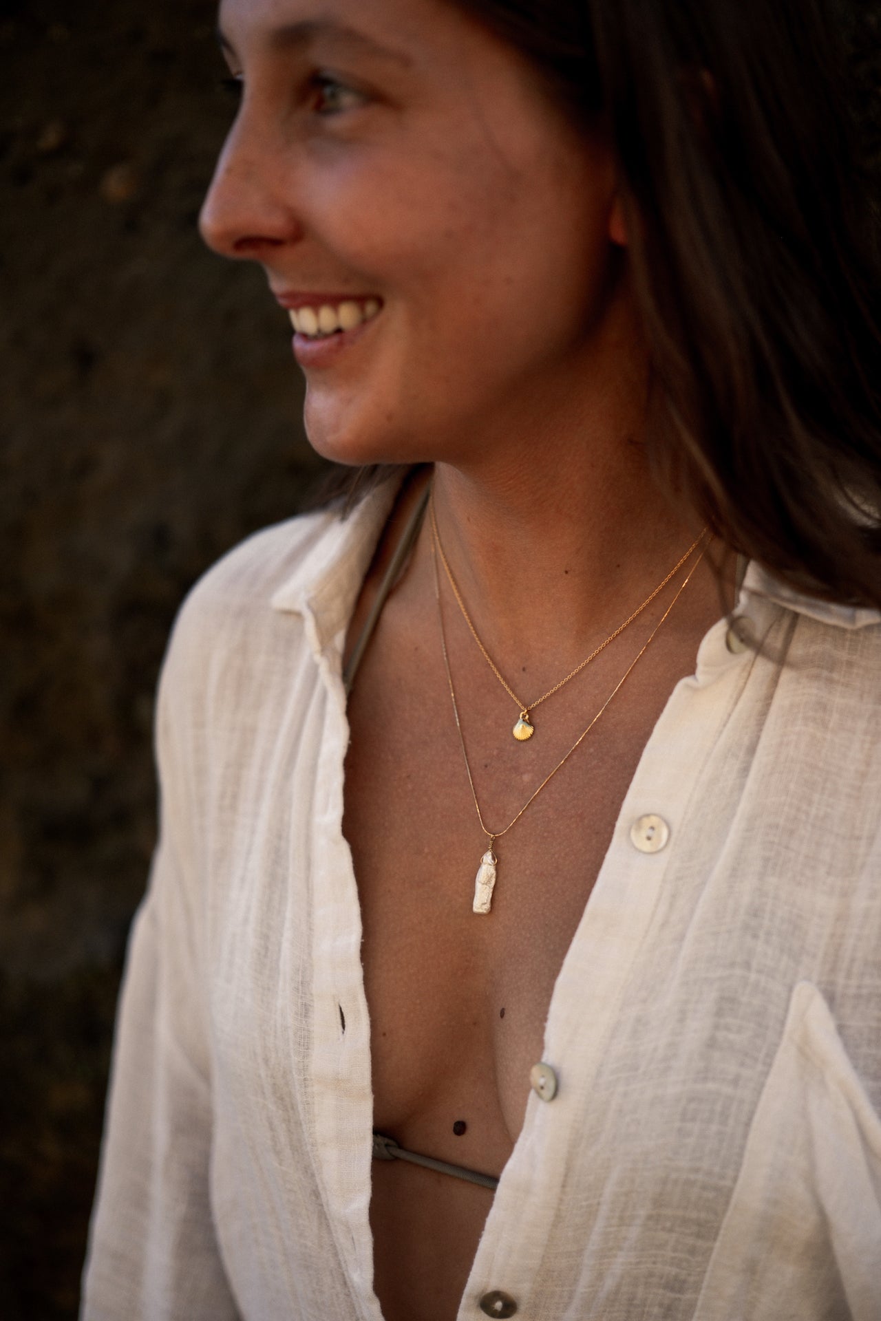 Lächelndes Model trägt Cardano Kette mit Keshi-Perlenanhänger SEA DREAM