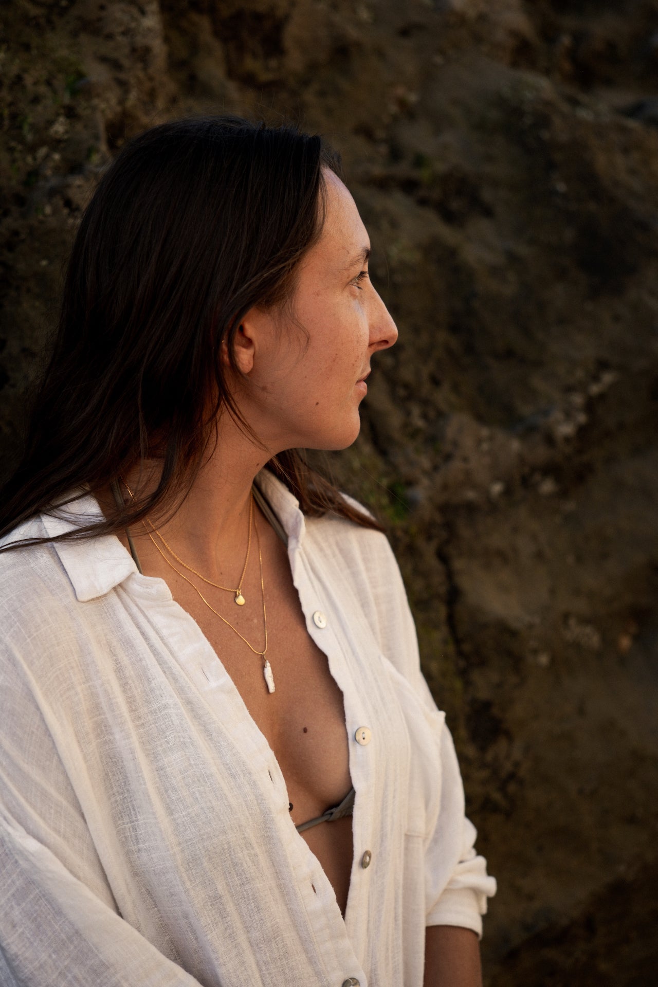 Moodbild mit Model von Cardano Kette mit Keshi-Perlenanhänger SEA DREAM