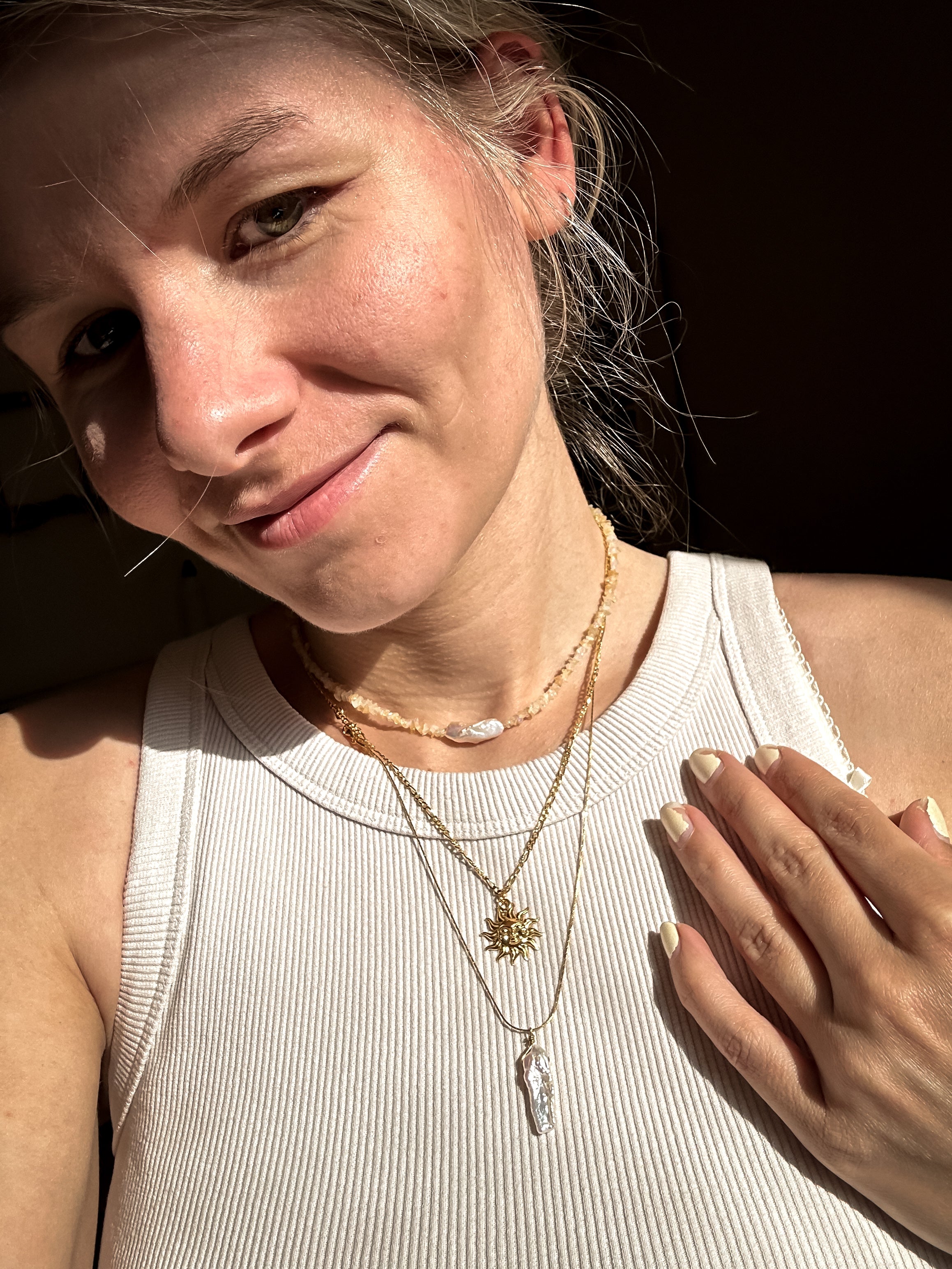 Tragebild Perlenkette/Choker TRANSLUCENT SEA kombiniert im Layering Look