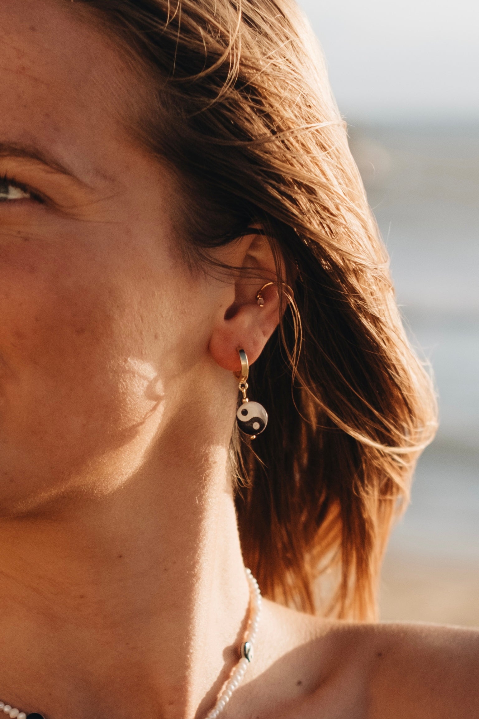 Creolen Ohrringe BALANCE SEA gold Nahaufnahme getragen