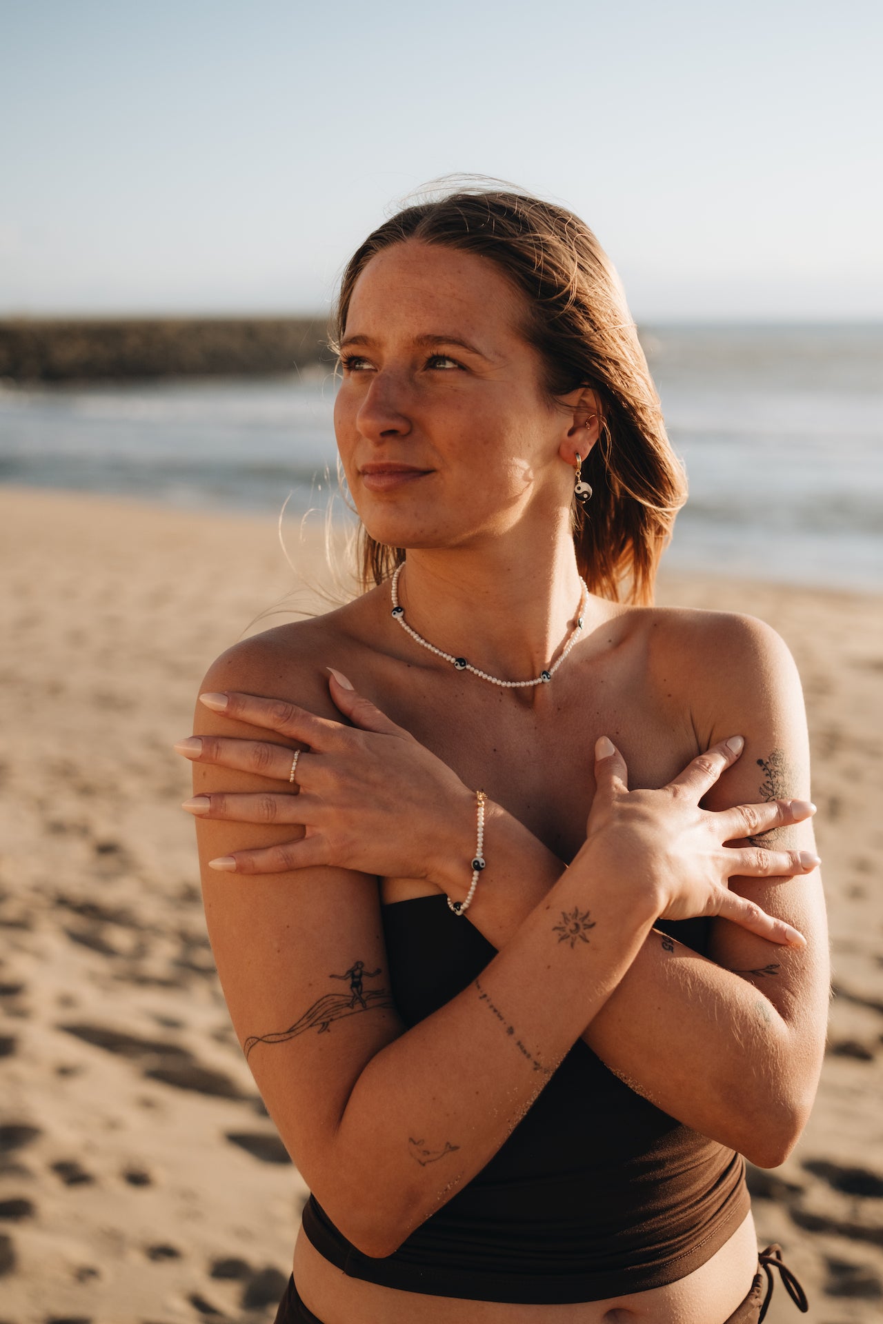 Creolen Ohrringe BALANCE SEA getragen von Frau am Strand