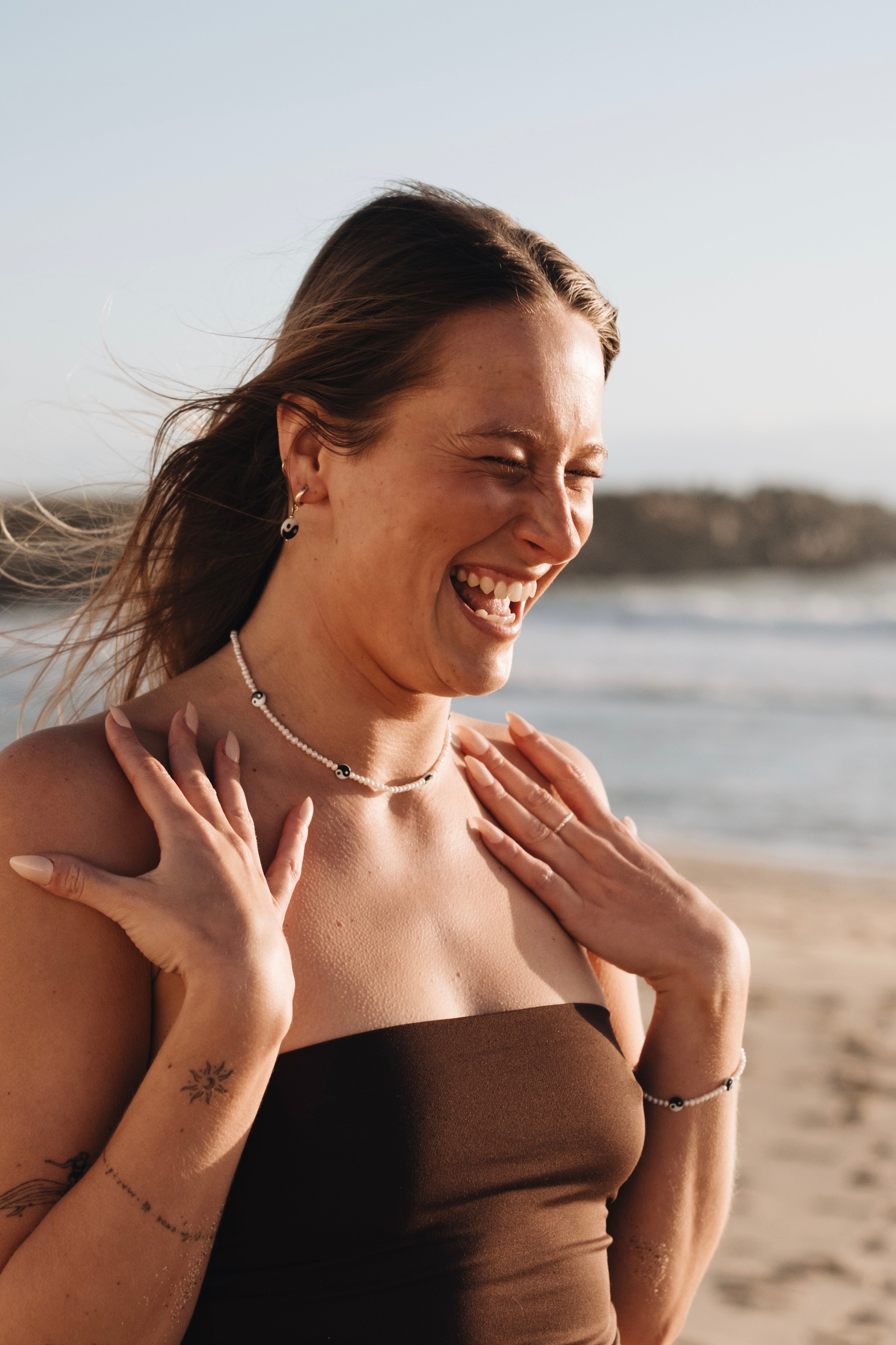 Creolen Ohrringe BALANCE SEA Tragefoto lächelndes Model am Meer