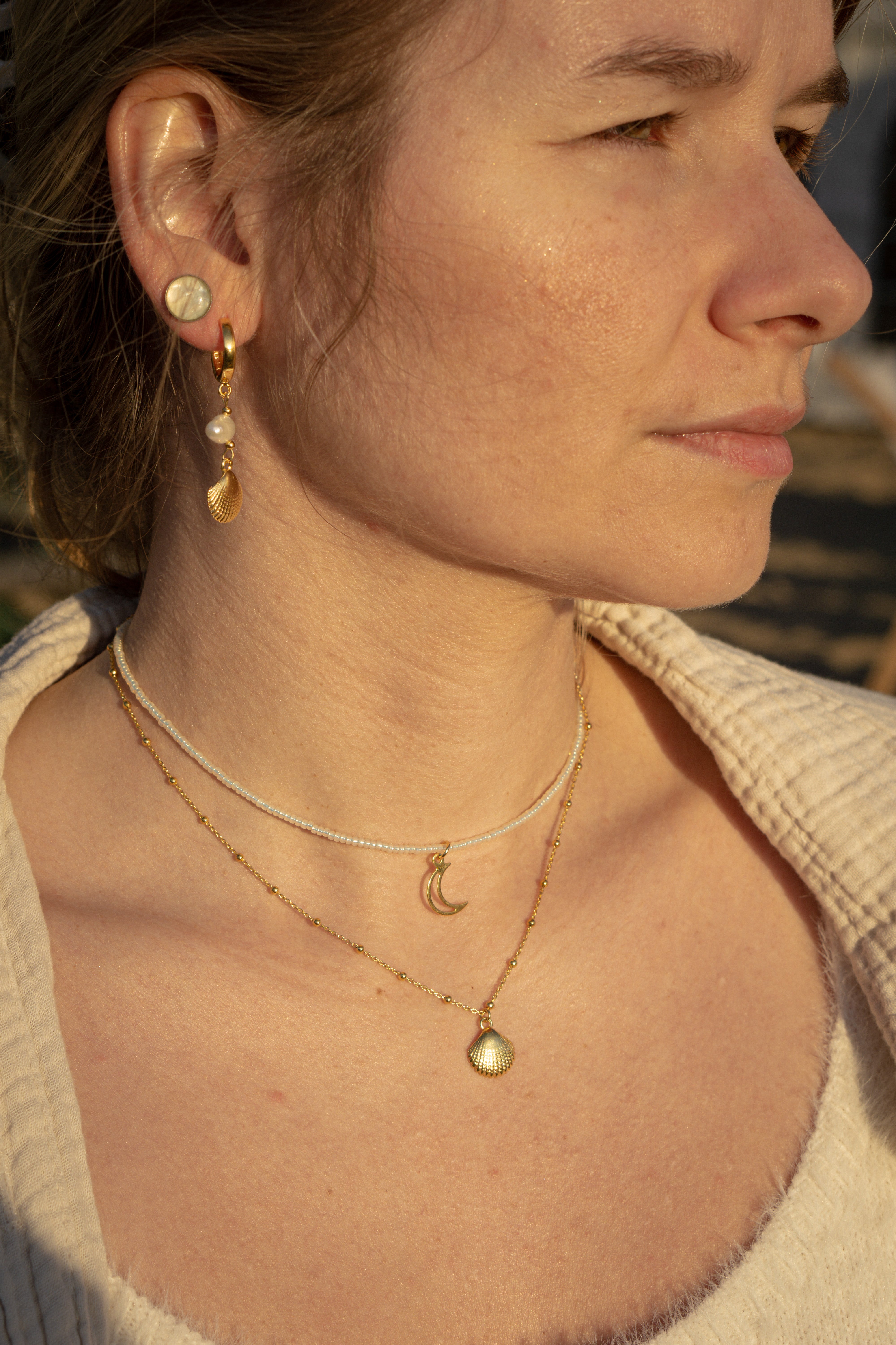 Creolen Ohrringe mit Muschelanhänger MAGIC SEA getragen von Model in Kombination mit passenden Ketten