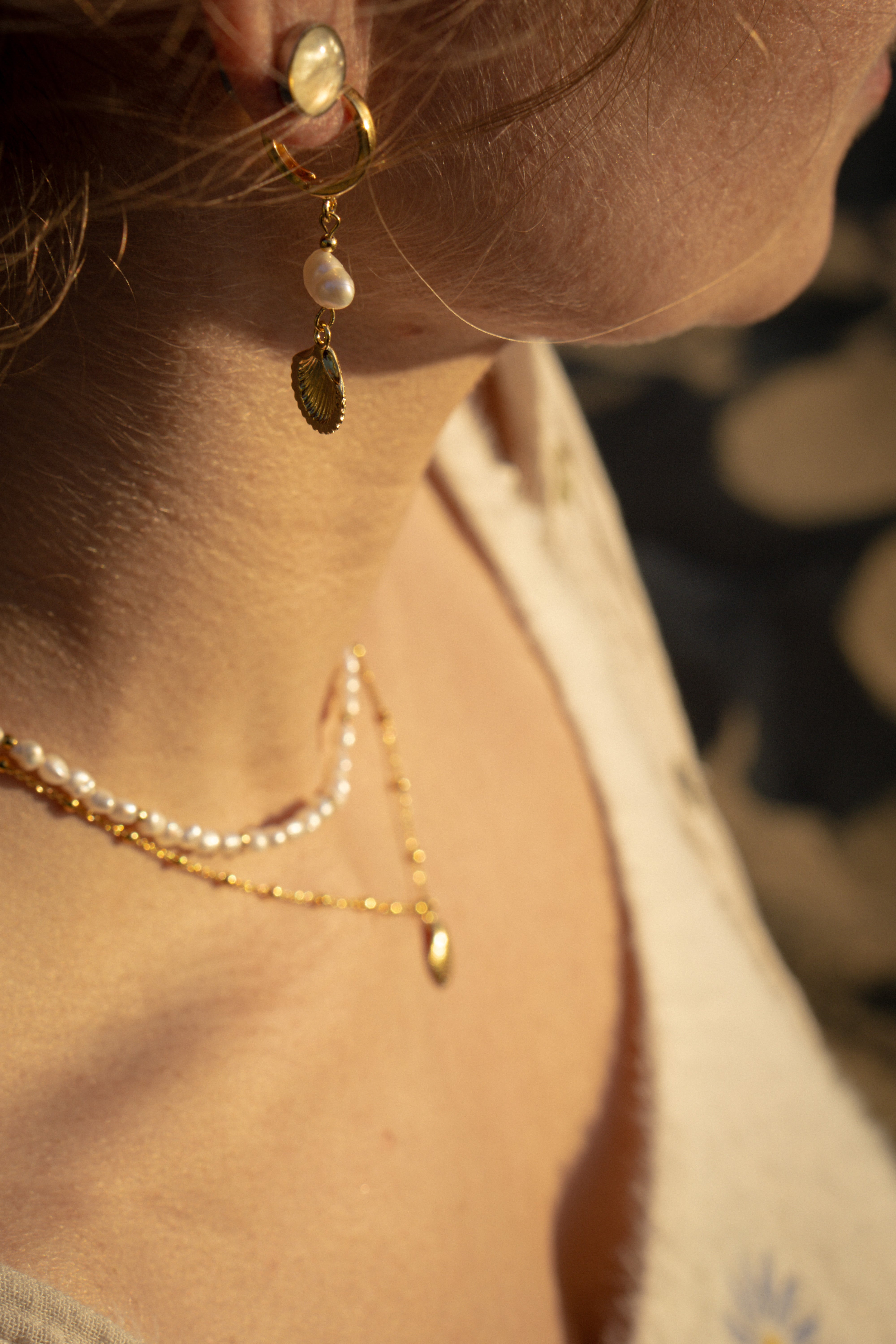 Creolen Ohrringe mit Muschelanhänger MAGIC SEA aufgenommen am Model von der Seite