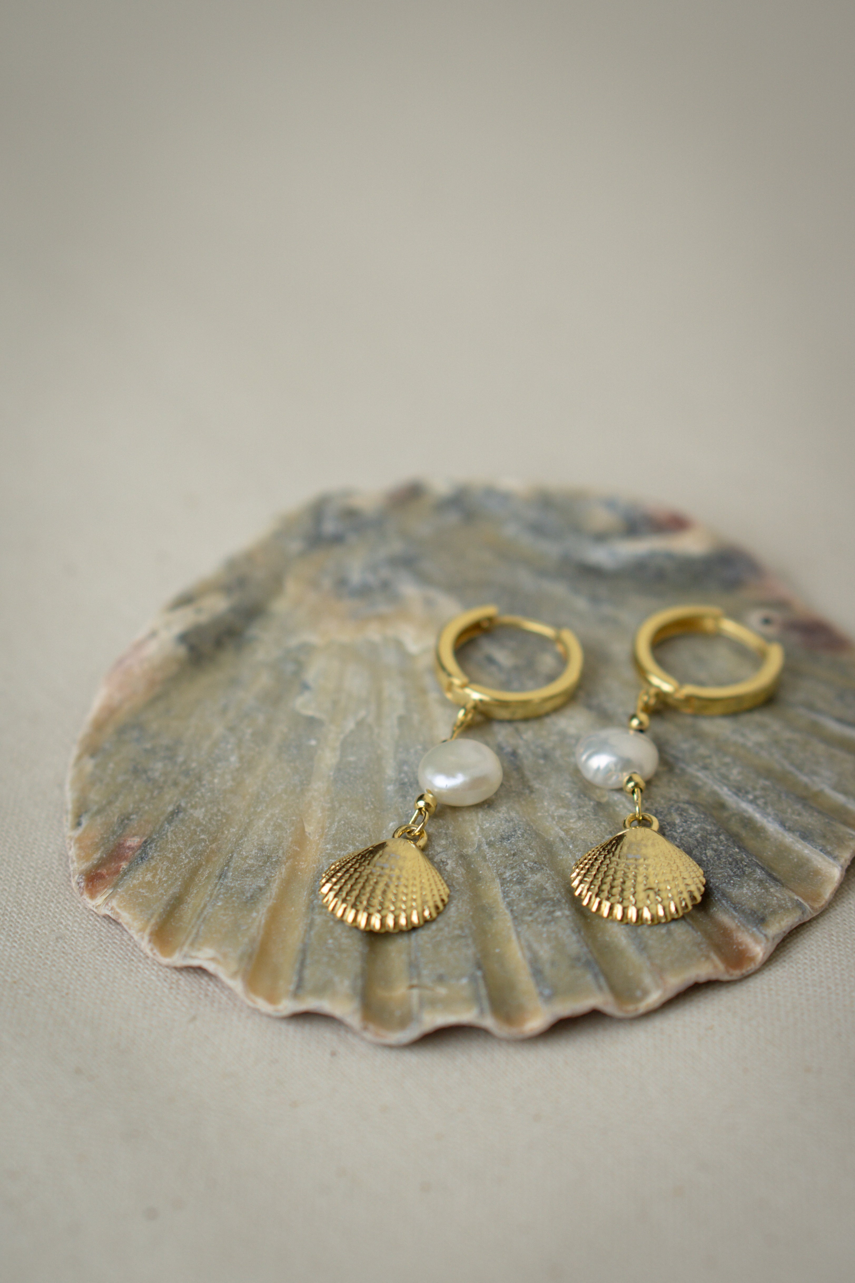 Creolen Hängeohrringe MAGIC SEA - MoonGypsea Flatlay Foto auf Muschelplatte