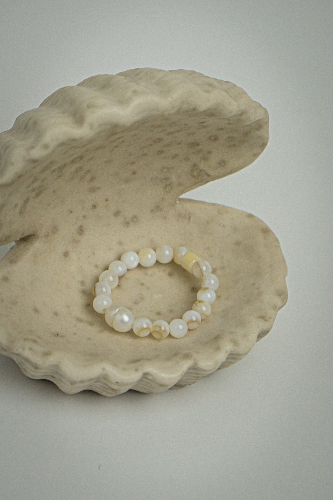 Ring aus Perlmuttperlen CREAM TREASURE - MoonGypsea