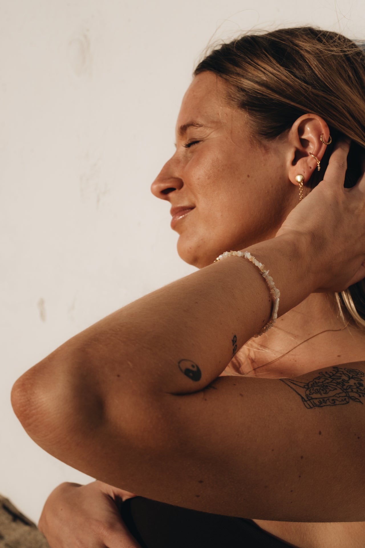 Earcuff BASIC INTUITION mit Mondsteinperle getragen von Frau in der Sonne