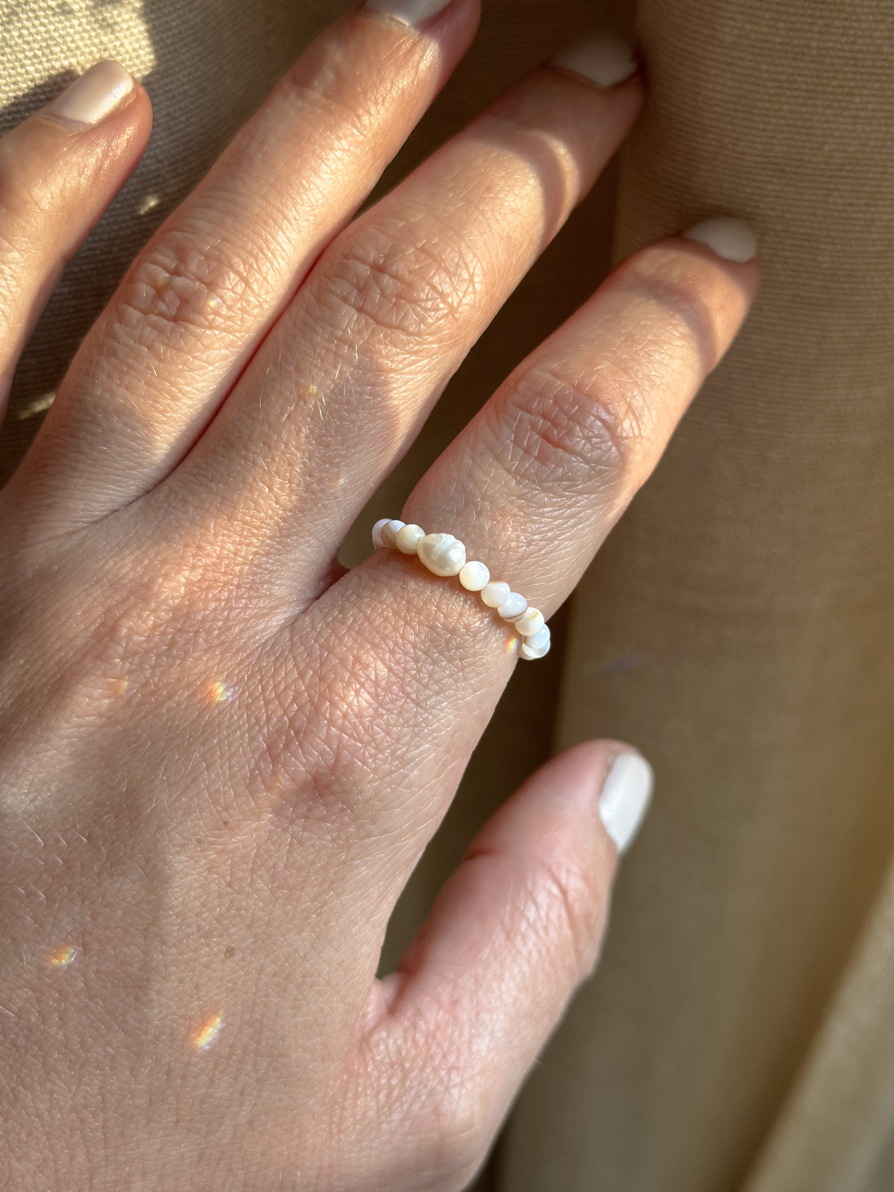 Ring aus Perlmuttperlen CREAM TREASURE - MoonGypsea