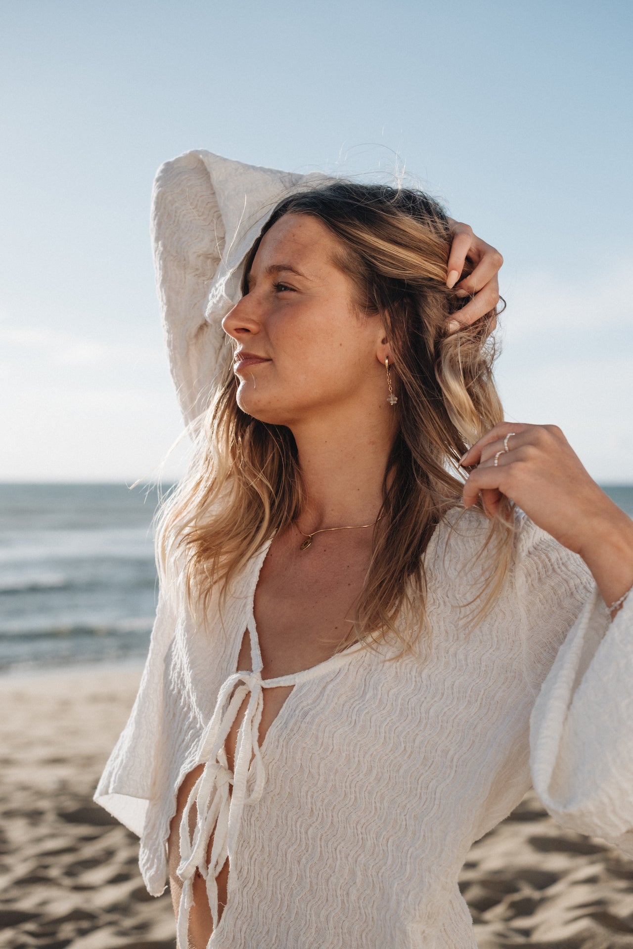 Kette MYSTIC SUN am Strand getragen von blonder Frau