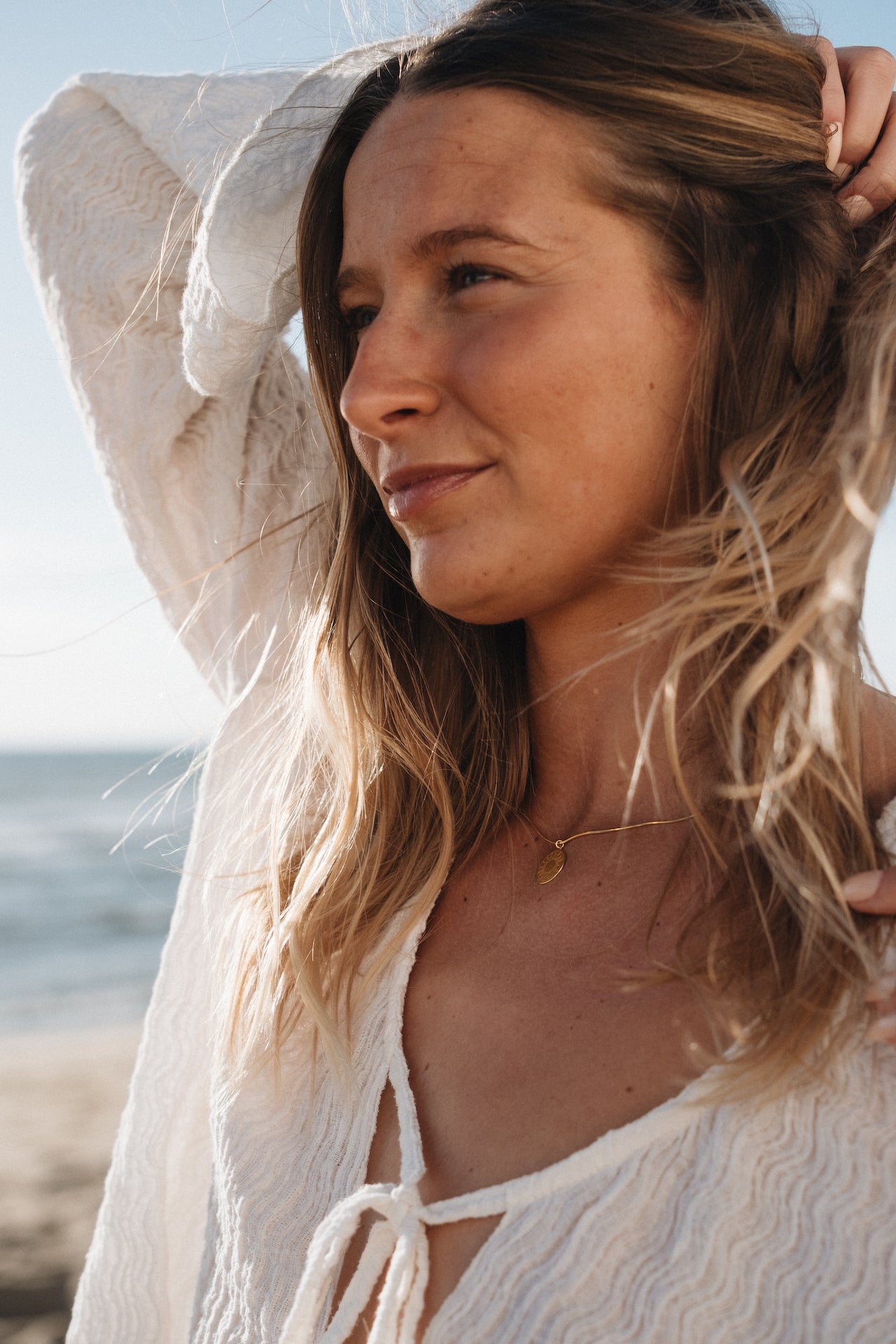 Kette MYSTIC SUN Tragefoto mit weiblichem Model am Strand