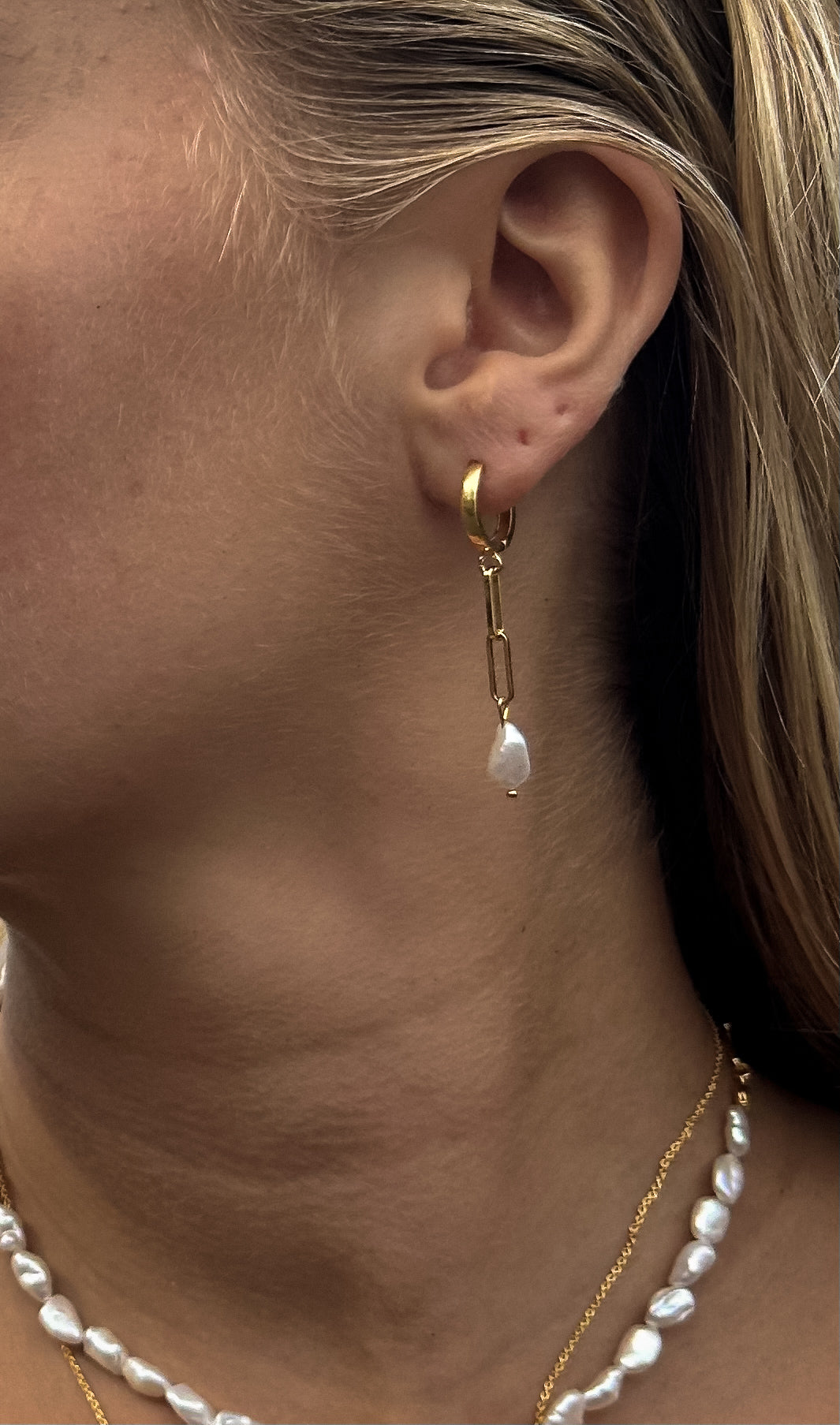 Ohrringe Creolen KESHI DREAM Nahaufnahme getragen gold