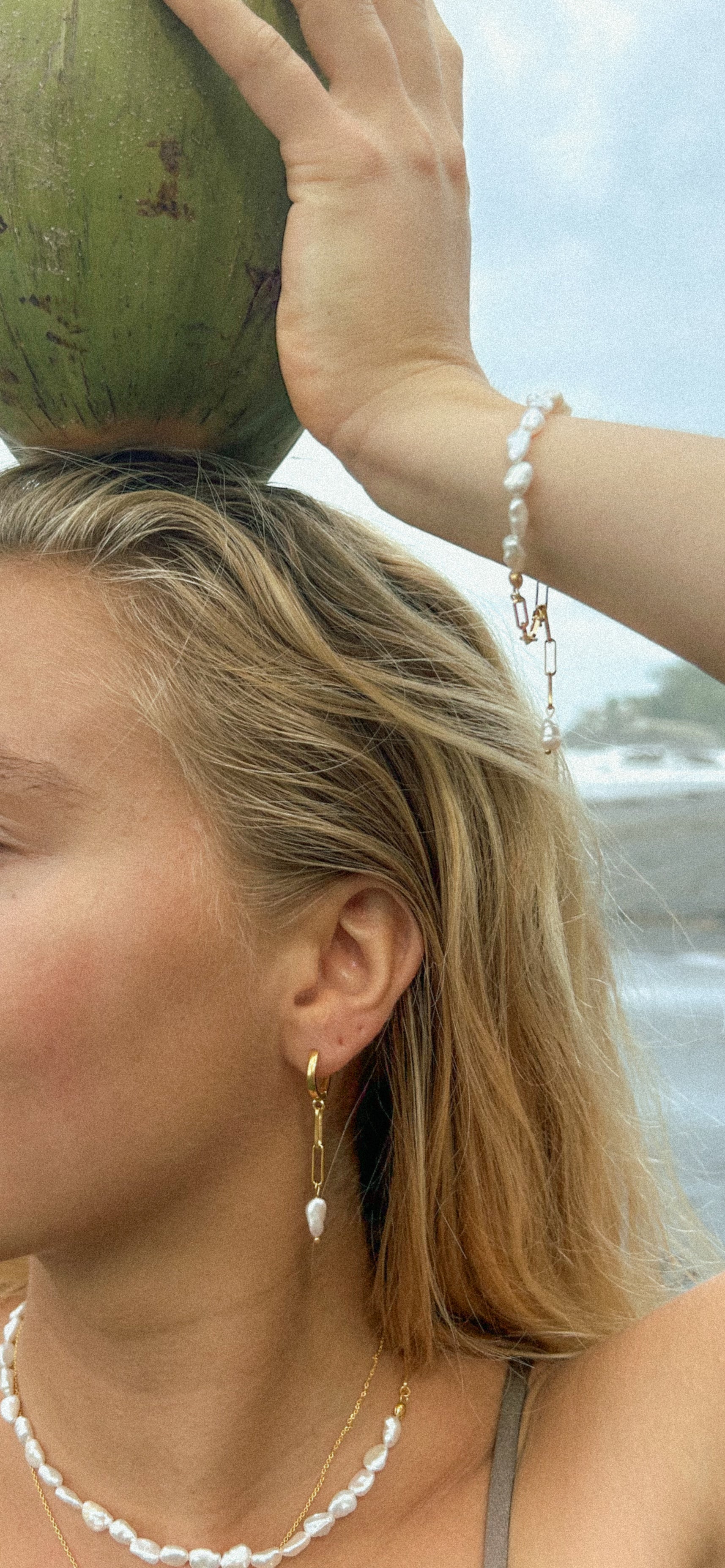 Ohrringe Creolen KESHI DREAM gold getragen am Strand