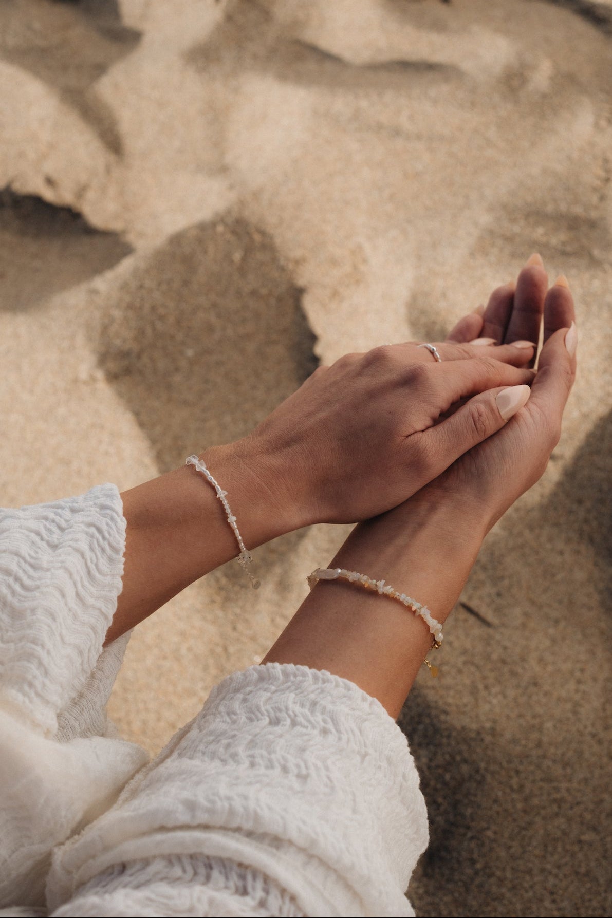 Perlenarmband BLUE MOON Nahaufnahme getragen am Strand