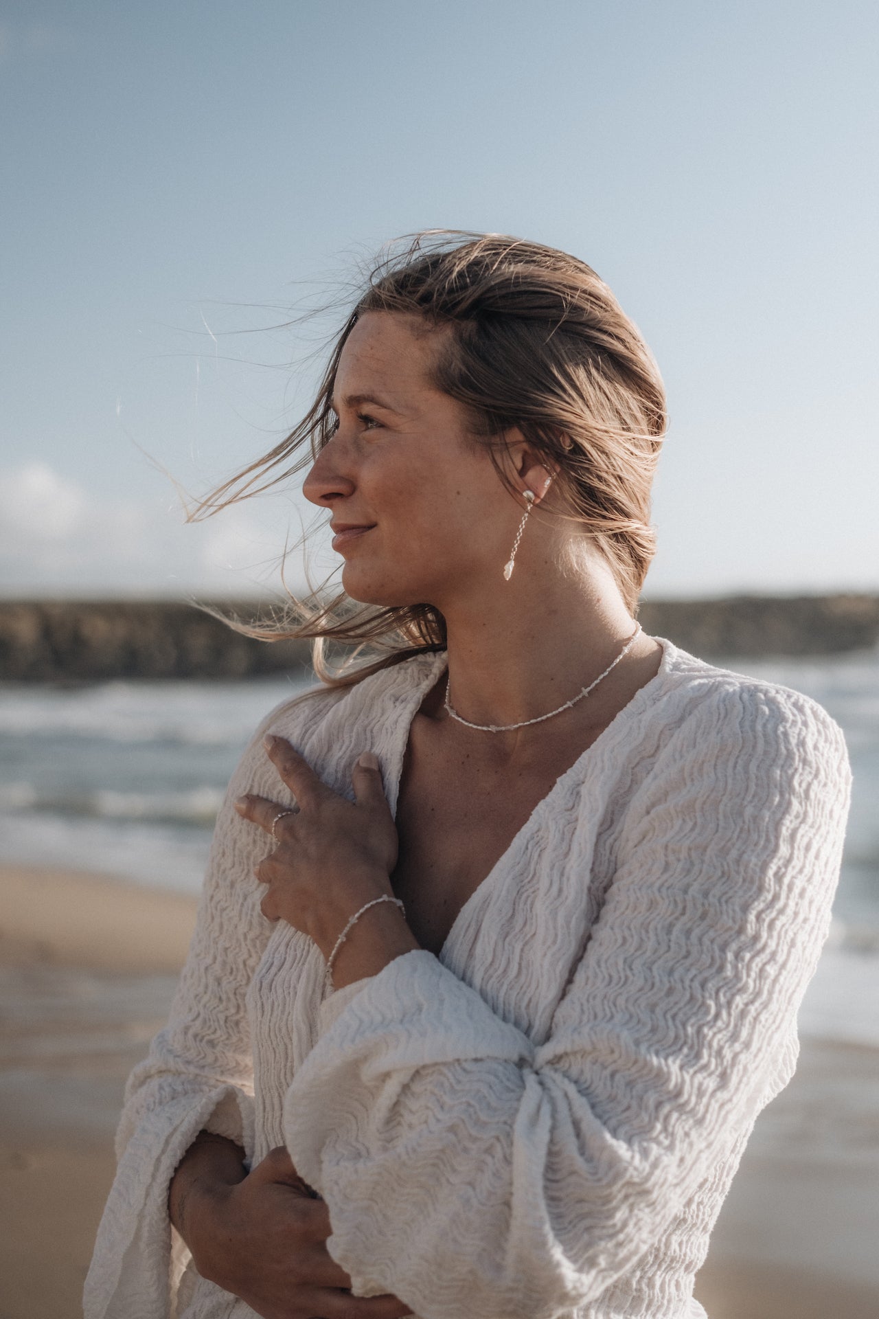 Perlenarmband BLUE MOON getragen von Model am Strand m passenden Set mit der Kette