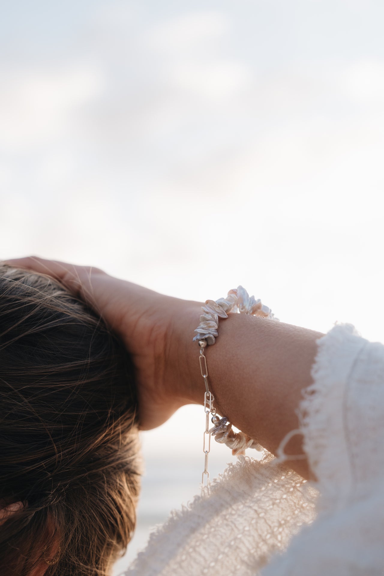 Perlenarmband HAWAIIAN DREAM in silber Nahaufnahme getragen an Model