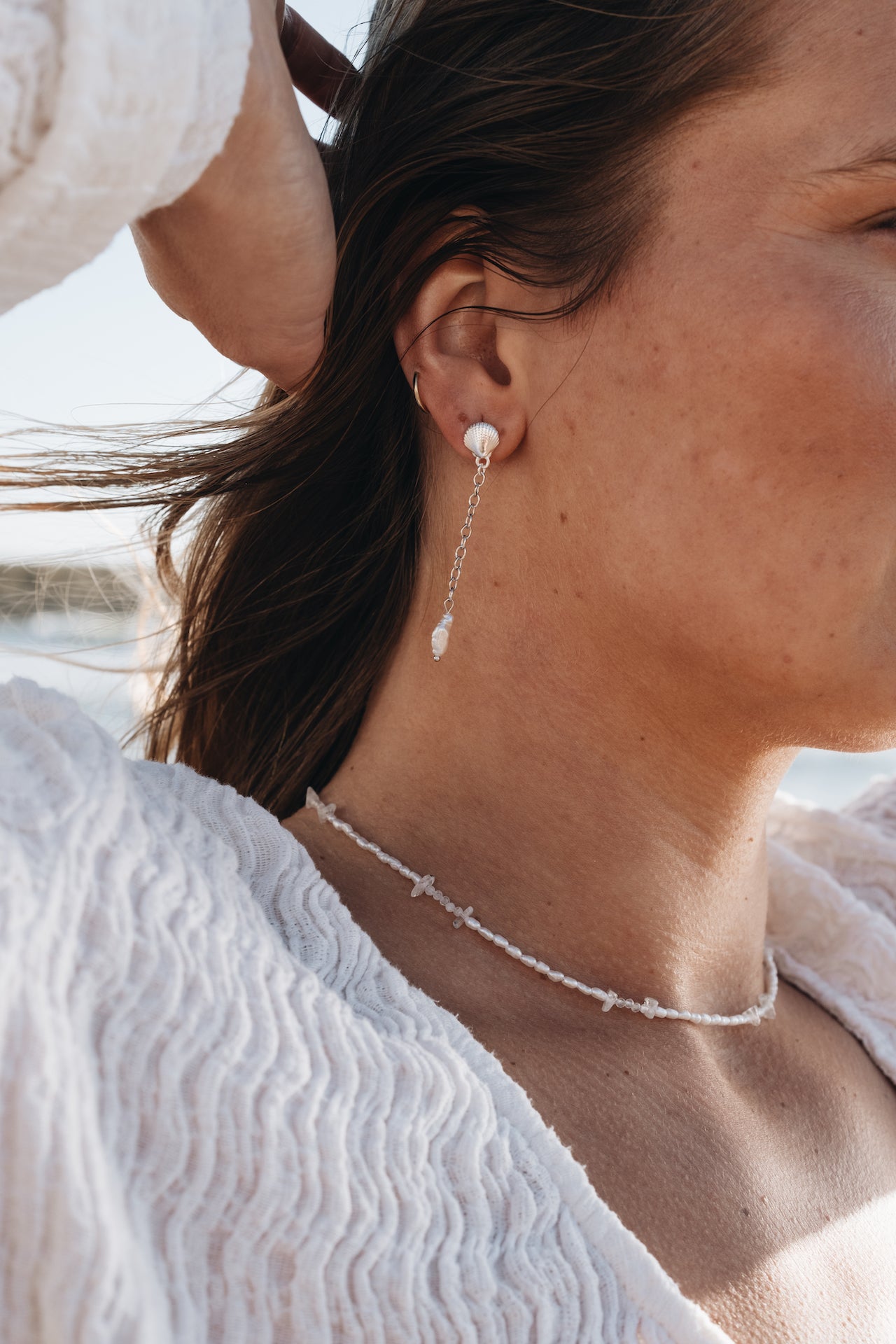 Perlenkette|Choker BLUE MOON Nahaufnahme an einem weiblichen Model