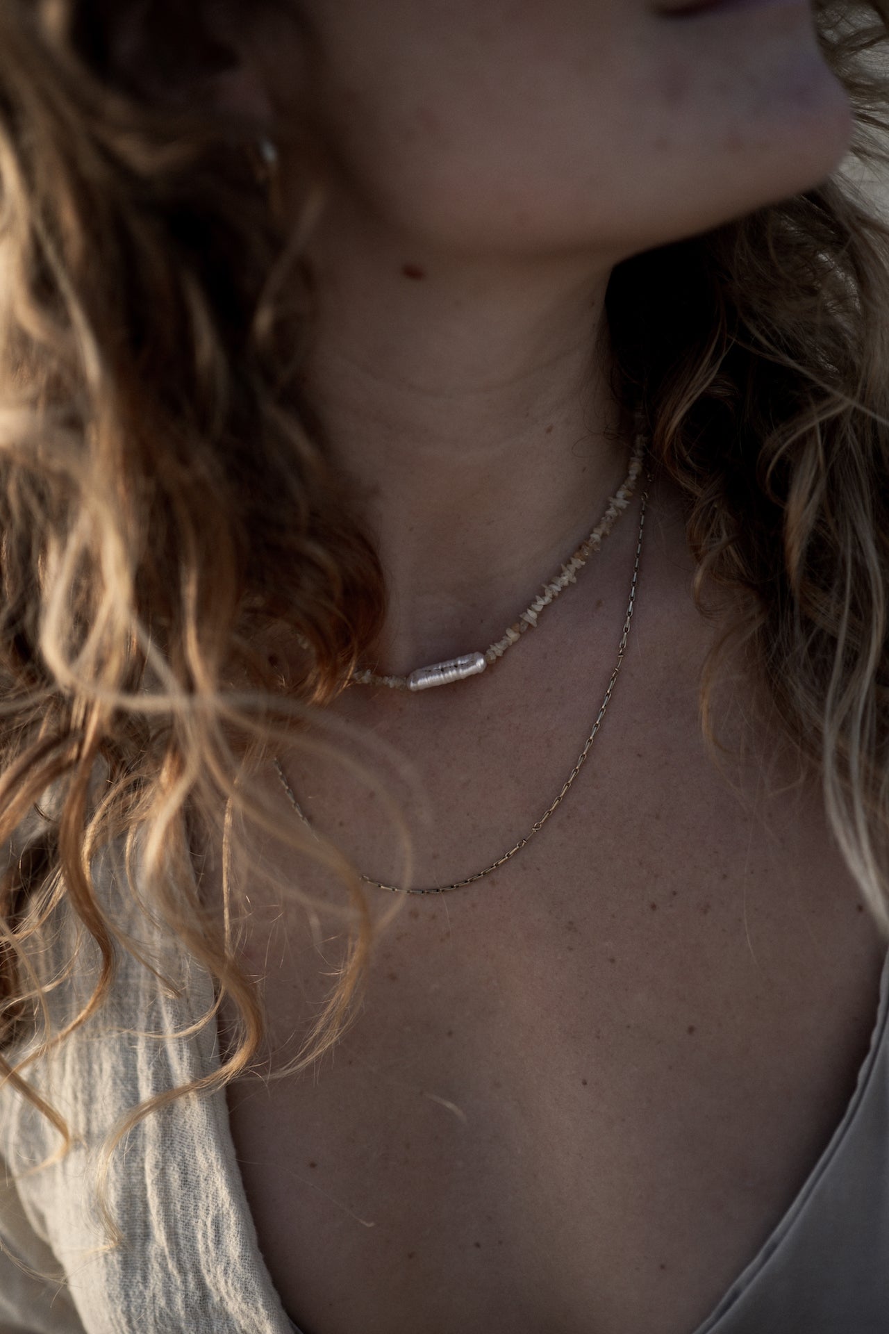 Perlenkette/Choker aus Opalsteinen TRANSLUCENT SEA getragen nah