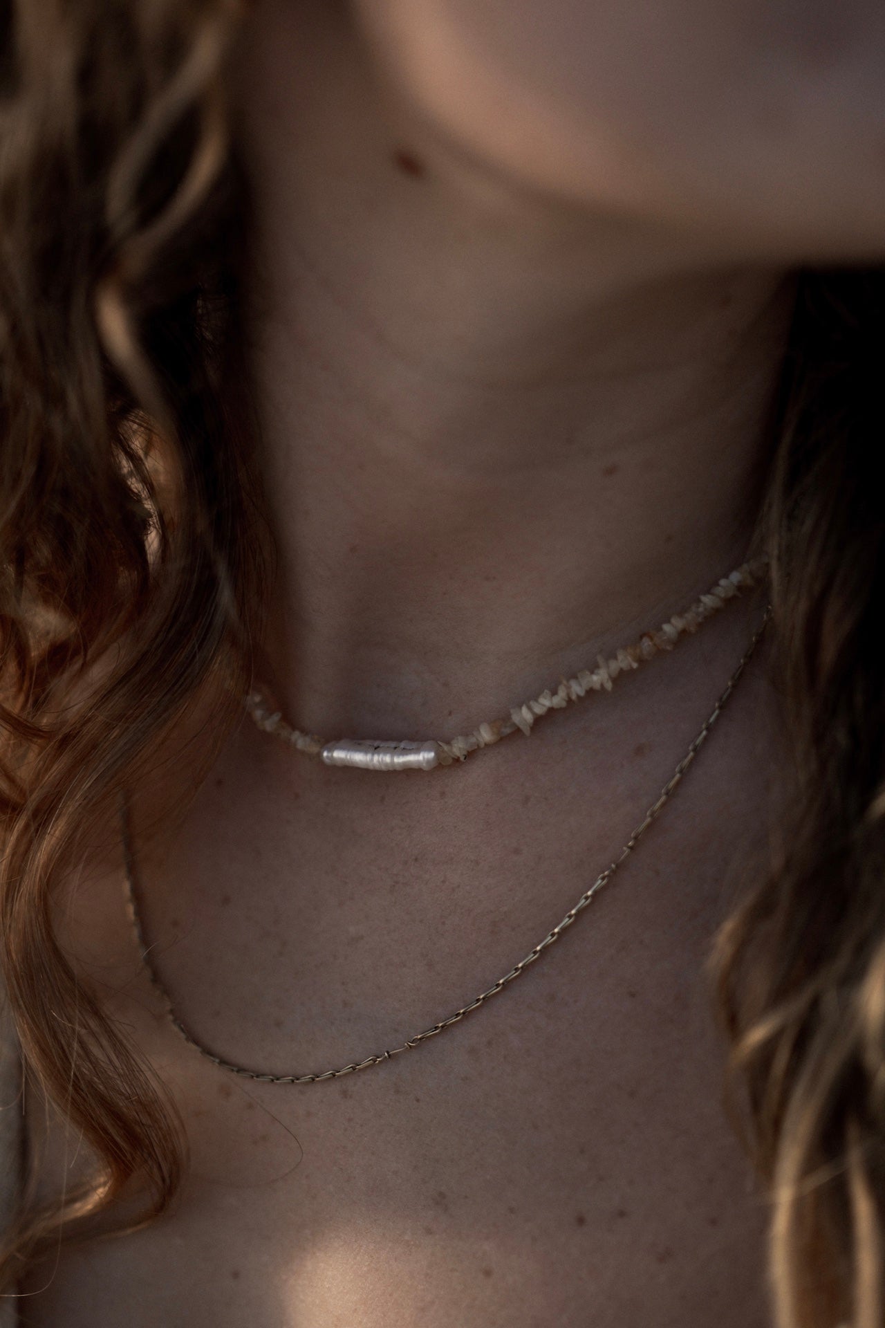 Perlenkette/Choker aus Opalsteinen TRANSLUCENT SEA Nahaufnahme am Model