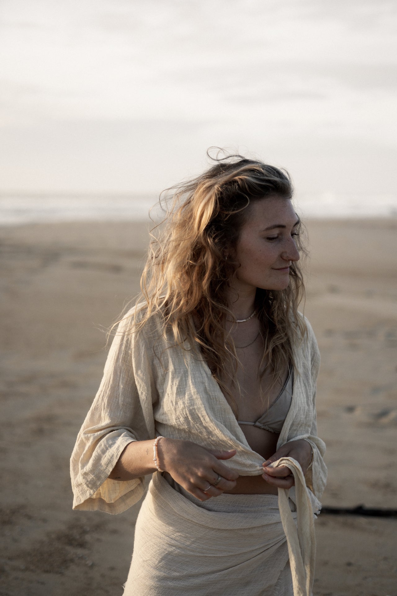 Perlenkette/Choker aus Opalsteinen TRANSLUCENT SEA Model am Model