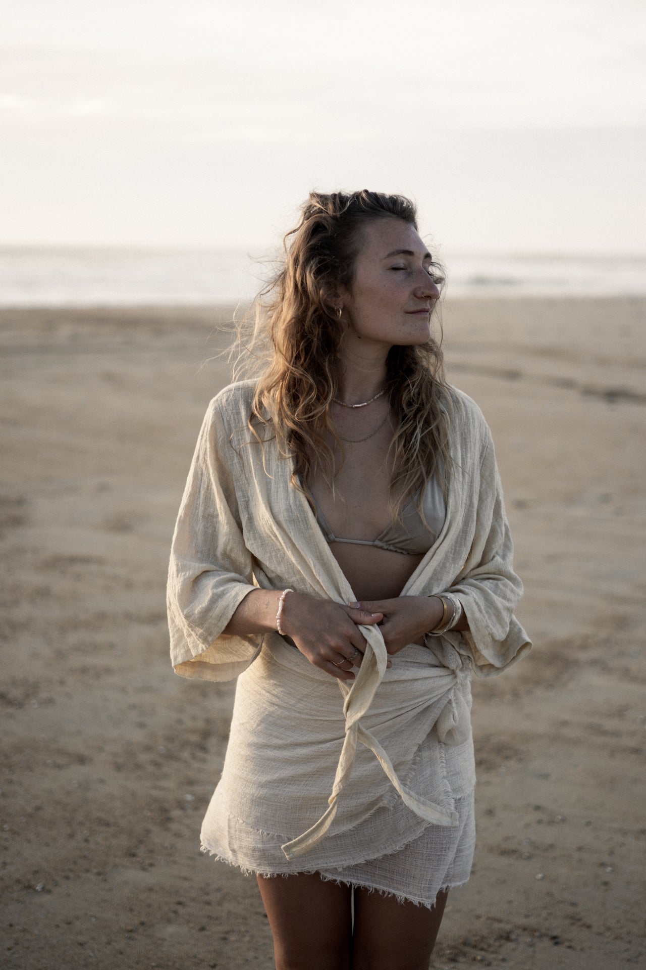 Tragebild Perlenkette/Choker TRANSLUCENT SEA am Strand