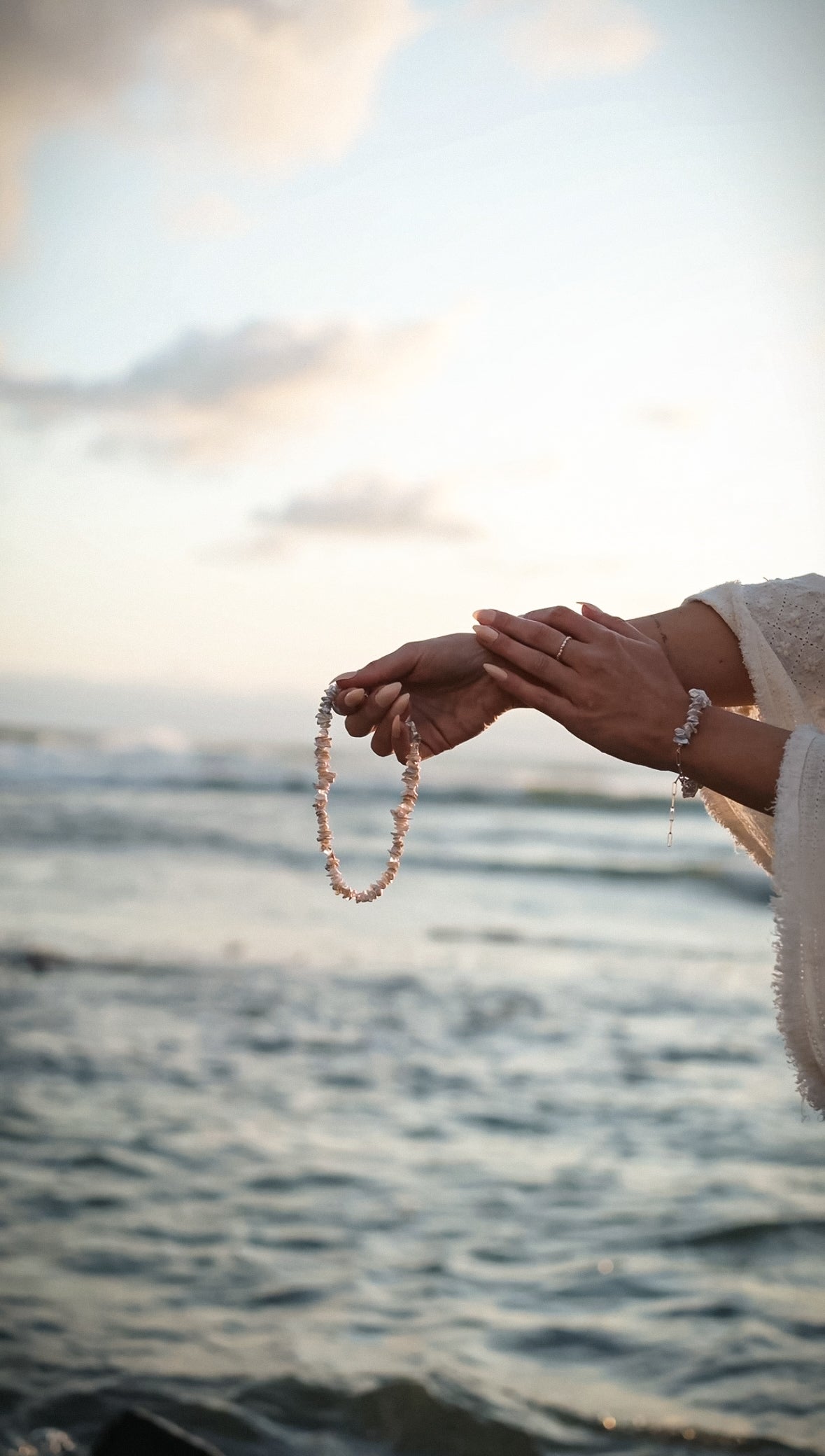 Perlenkette HAWAIIANDREAM silber mit Armband aufgenommen über dem Meer