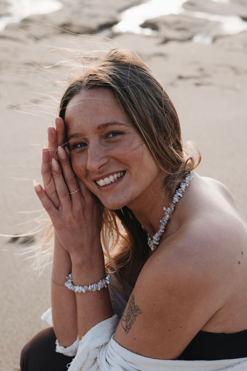 Perlenkette HAWAIIANDREAM silber getragen von lächelnder Frau mit passendem Armband