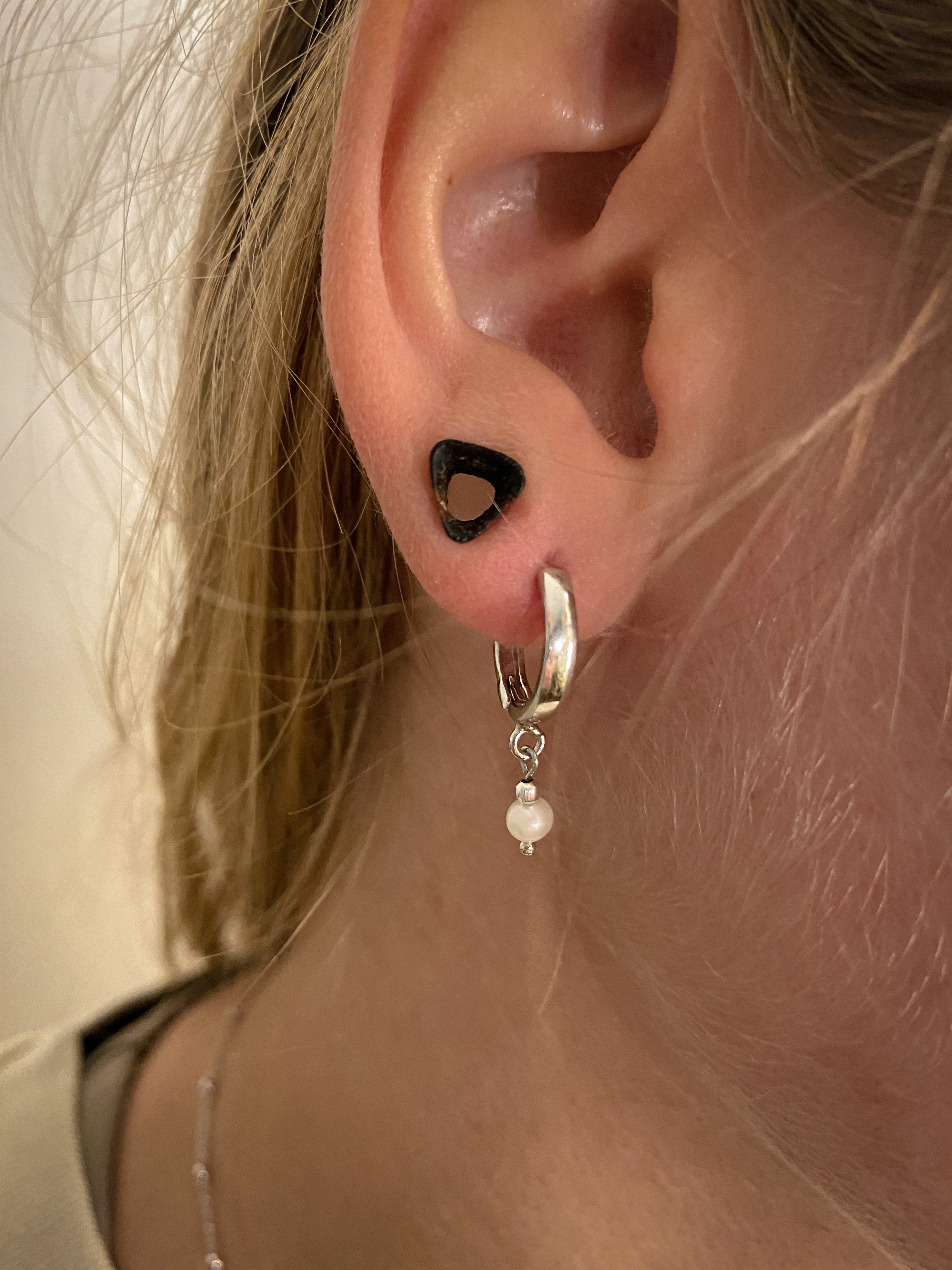 Creolen Ohrringe mit Perle SOUL OF THE SEA Tragefotos nah silberne Ohrringe