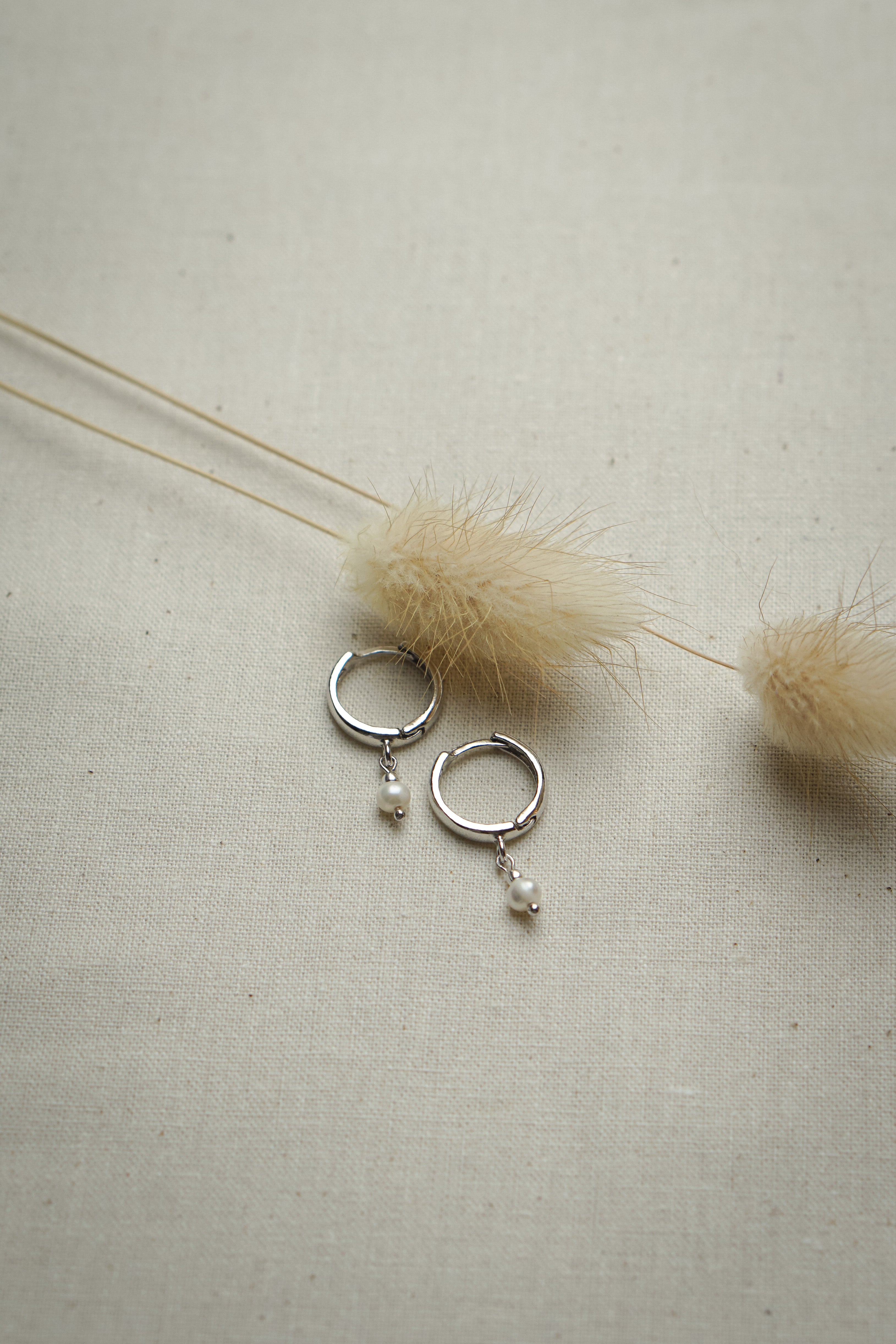 Creolen Ohrringe SOUL OF THE SEA - MoonGypsea liegend mit Pampasgras als Deko