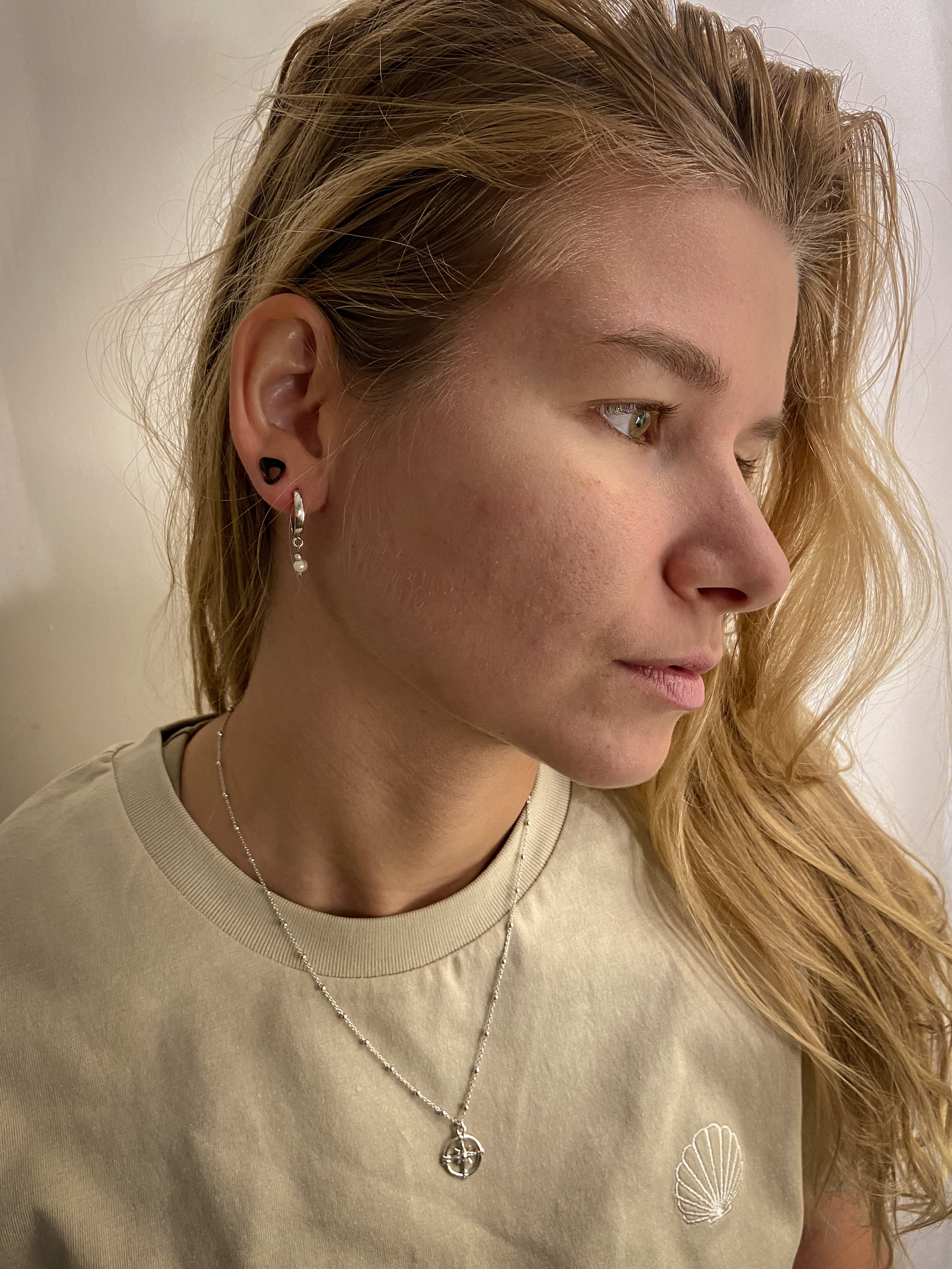 Creolen Ohrringe SOUL OF THE SEA - MoonGypsea Tragefoto am Model in silber