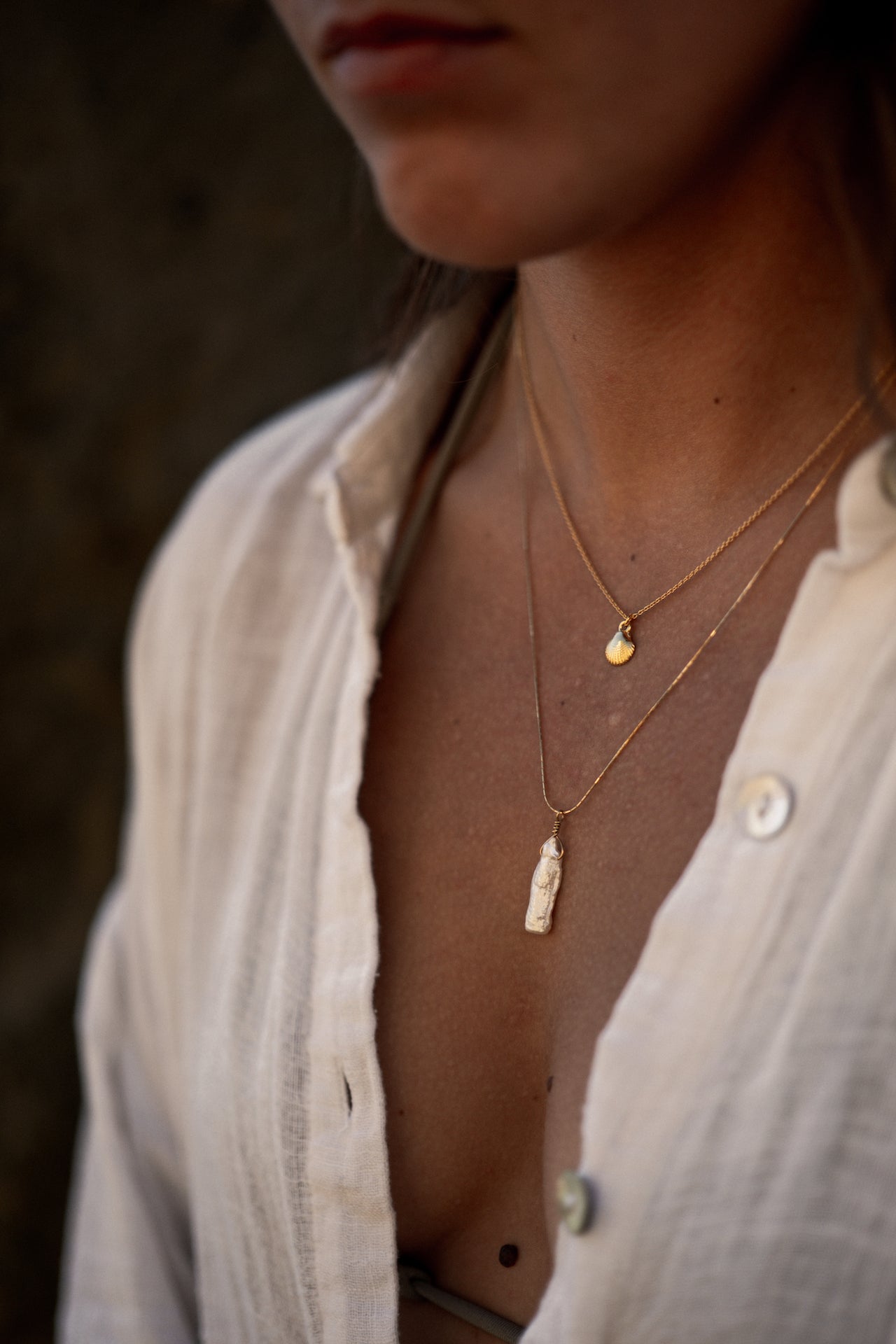 Cardano Kette mit Keshi-Perlenanhänger SEA DREAM in Kombination mit anderer Kette getragen