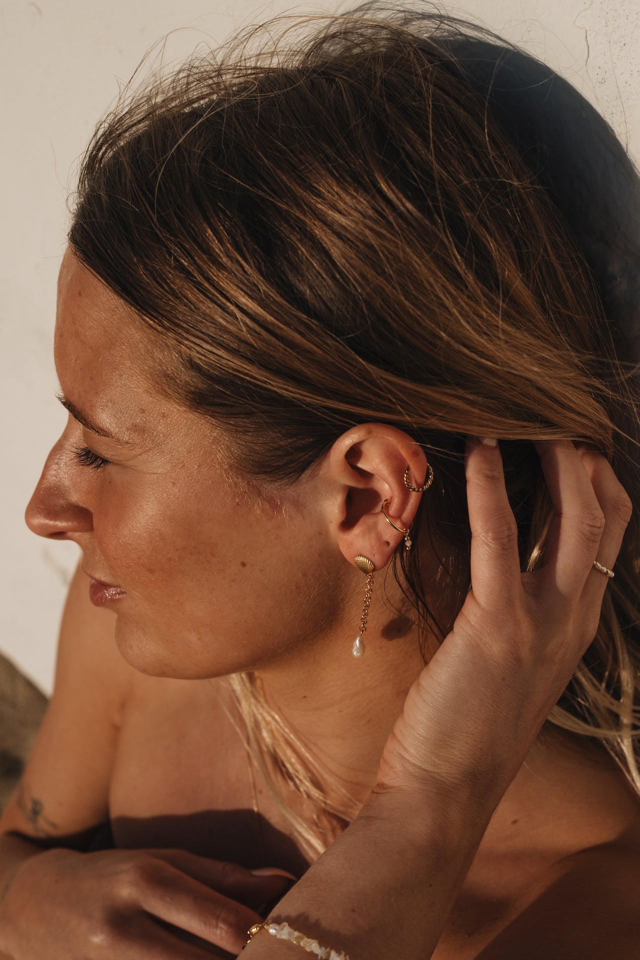 Earcuff BASIC INTUITION mit Mondsteinperle kombiniert mit Ohrringen