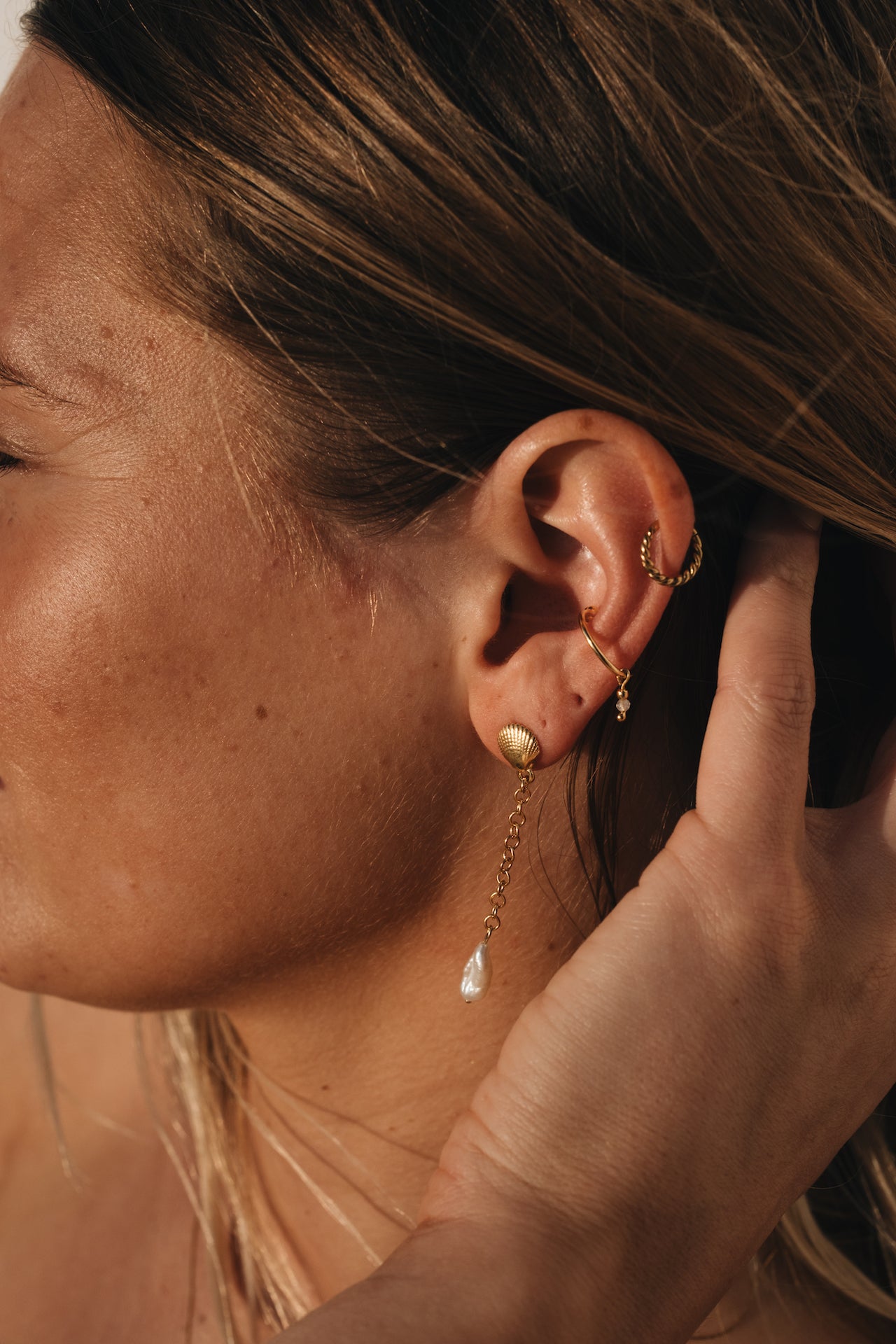 Earcuff BASIC INTUITION mit Mondsteinperle in gold Tragebild Nahaufnahme
