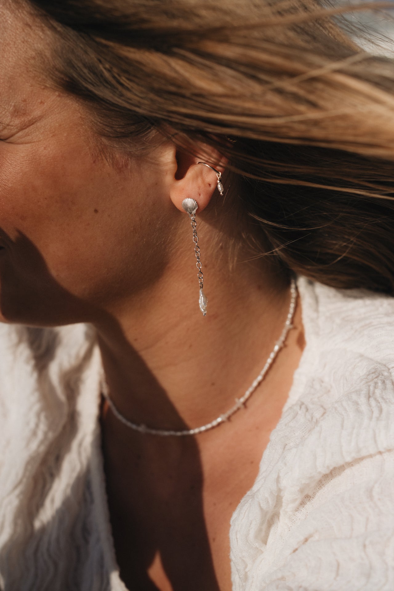 Earcuff BASIC SEA mit Süßwasserperle in silber Nahaufnahme an Model