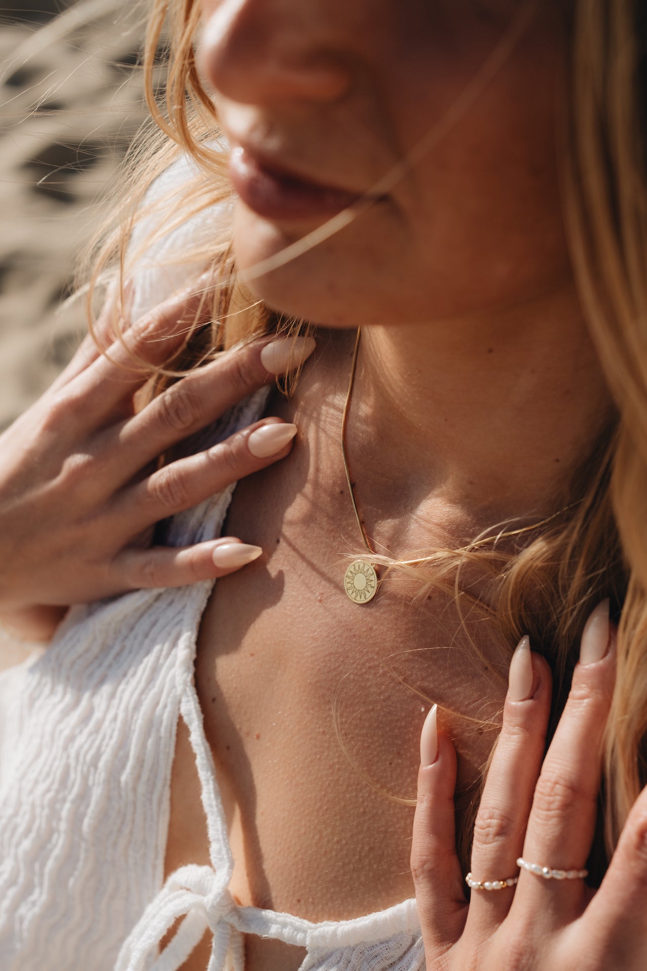 Kette MYSTIC SUN am weiblichen Model am Strand